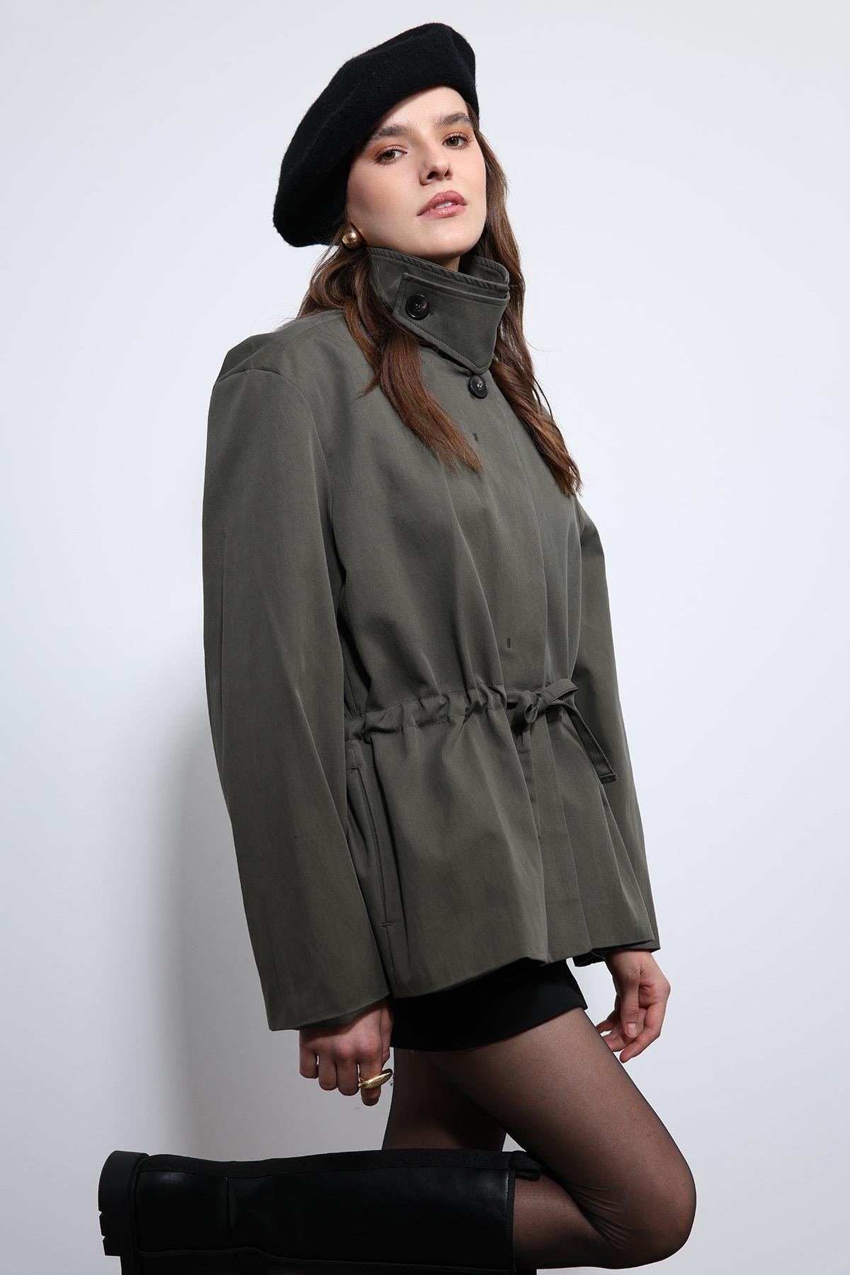 Antioch Haki Ayarlanabilir Bele Sahip Kısa Trençkot