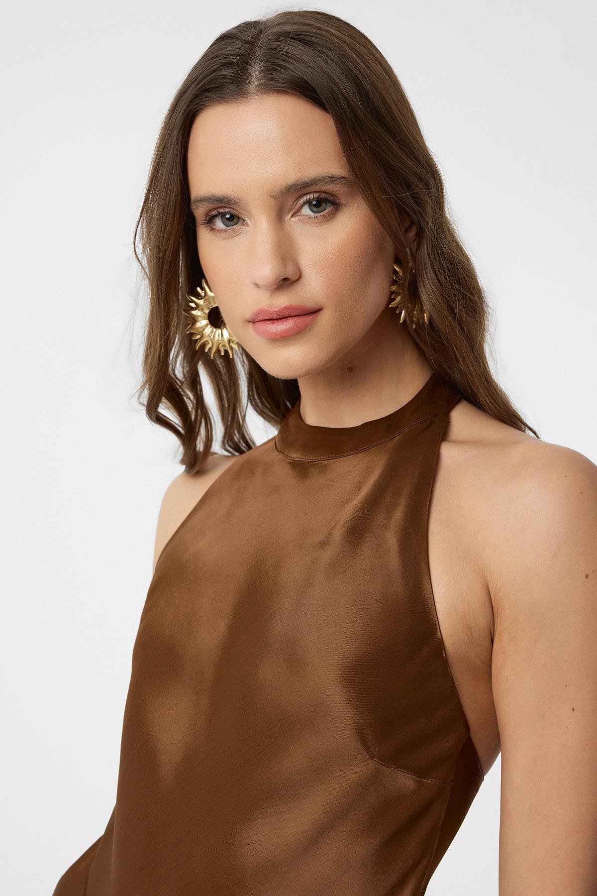 Antioch Kahve Asimetrik Saten Sırt Dekolteli Kadın Top