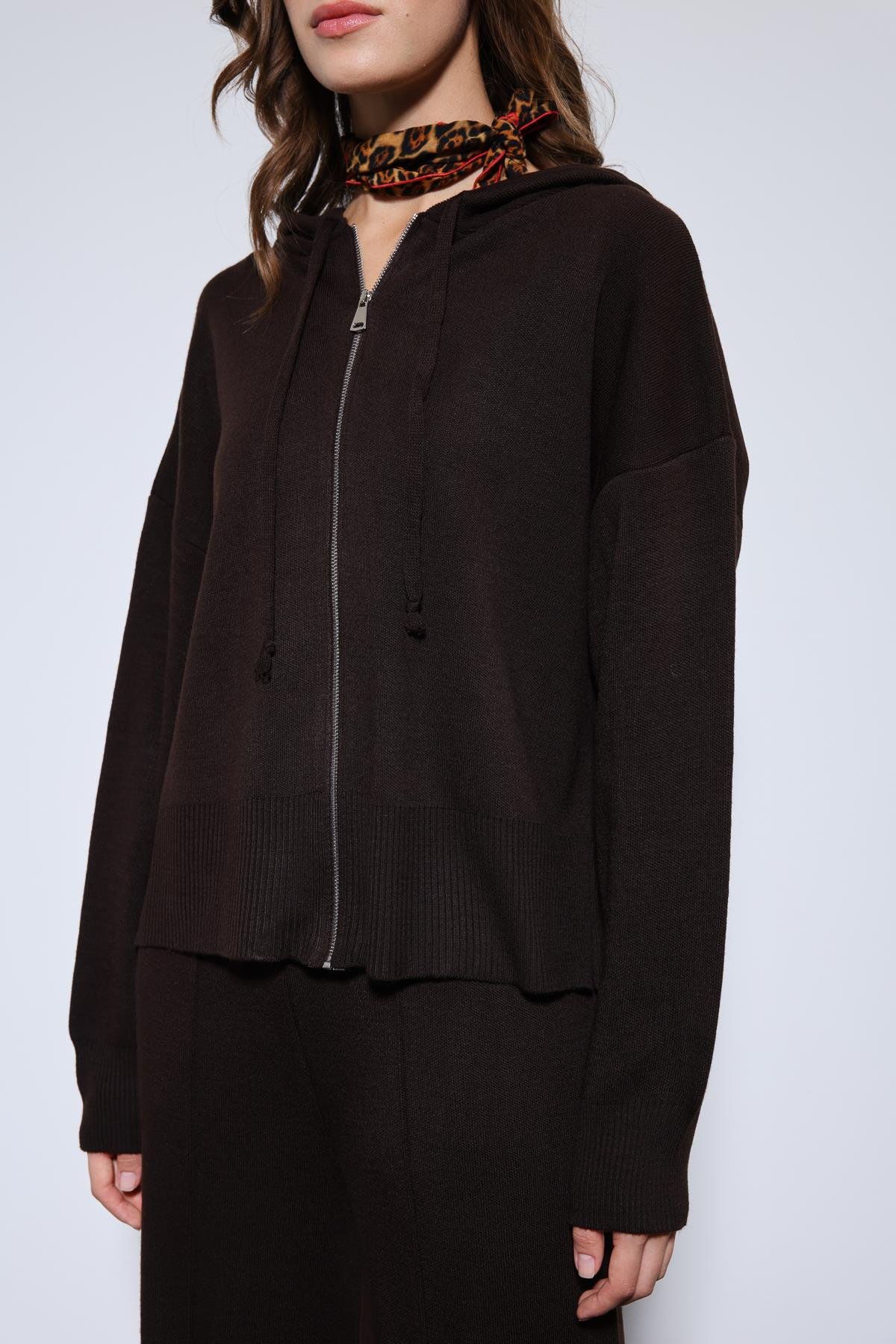 Antioch Kahve Kapüşonlu Üst ve Geniş Paça Triko Takım