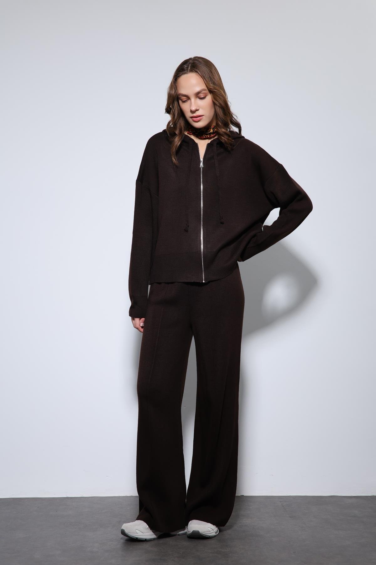 Antioch Kahve Kapüşonlu Üst ve Geniş Paça Triko Takım