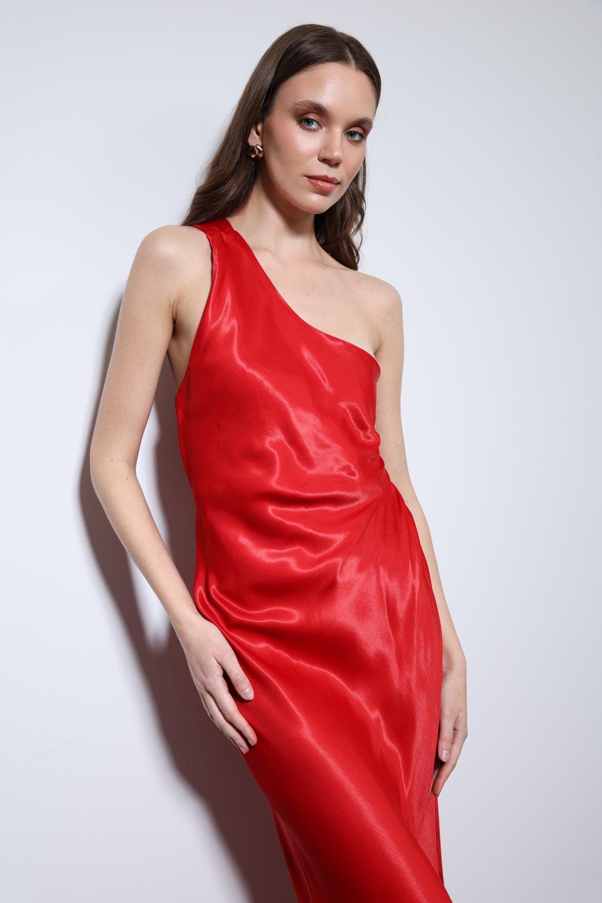 Antioch Kırmızı Asimetrik Yaka Saten Uzun Elbise