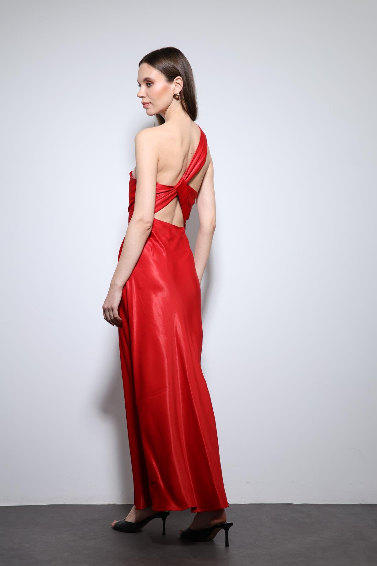 Antioch Kırmızı Asimetrik Yaka Saten Uzun Elbise