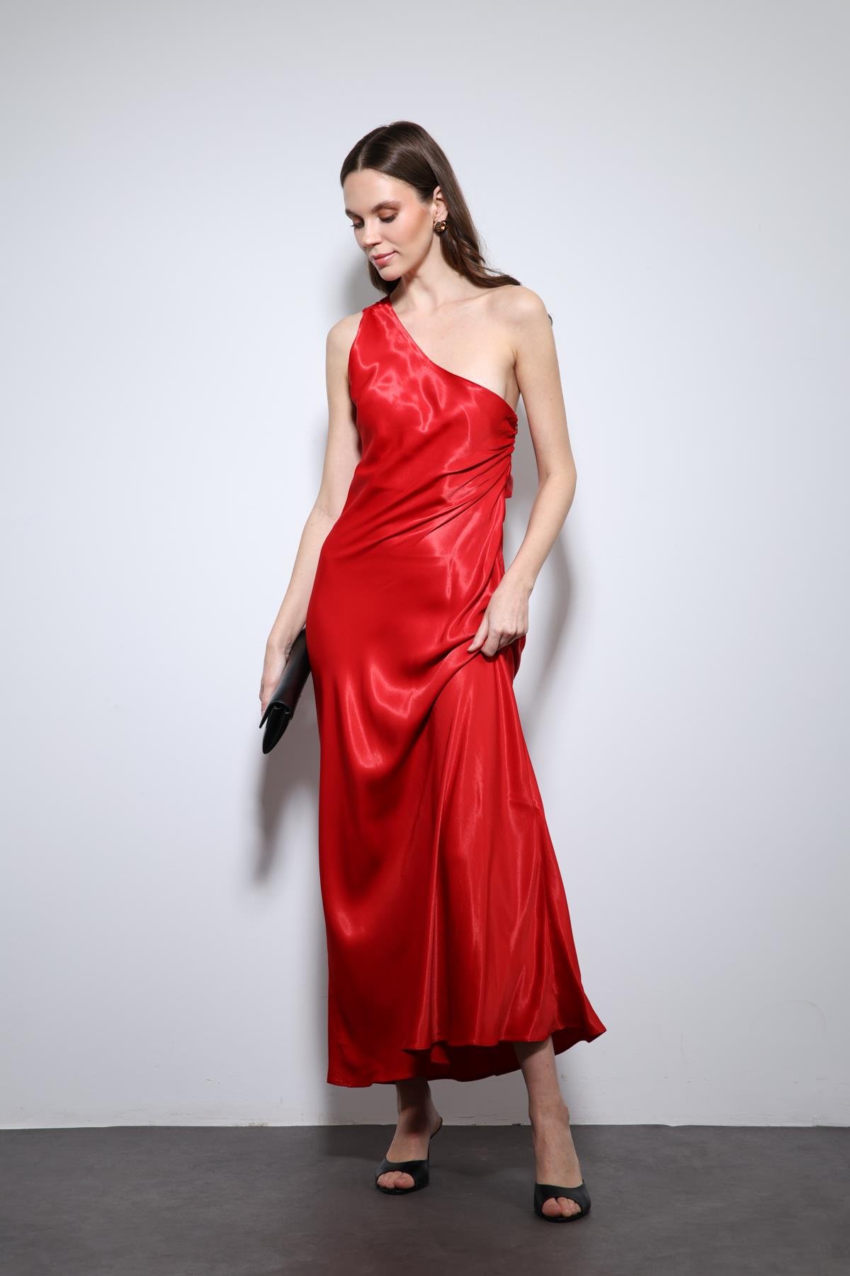 Antioch Kırmızı Asimetrik Yaka Saten Uzun Elbise
