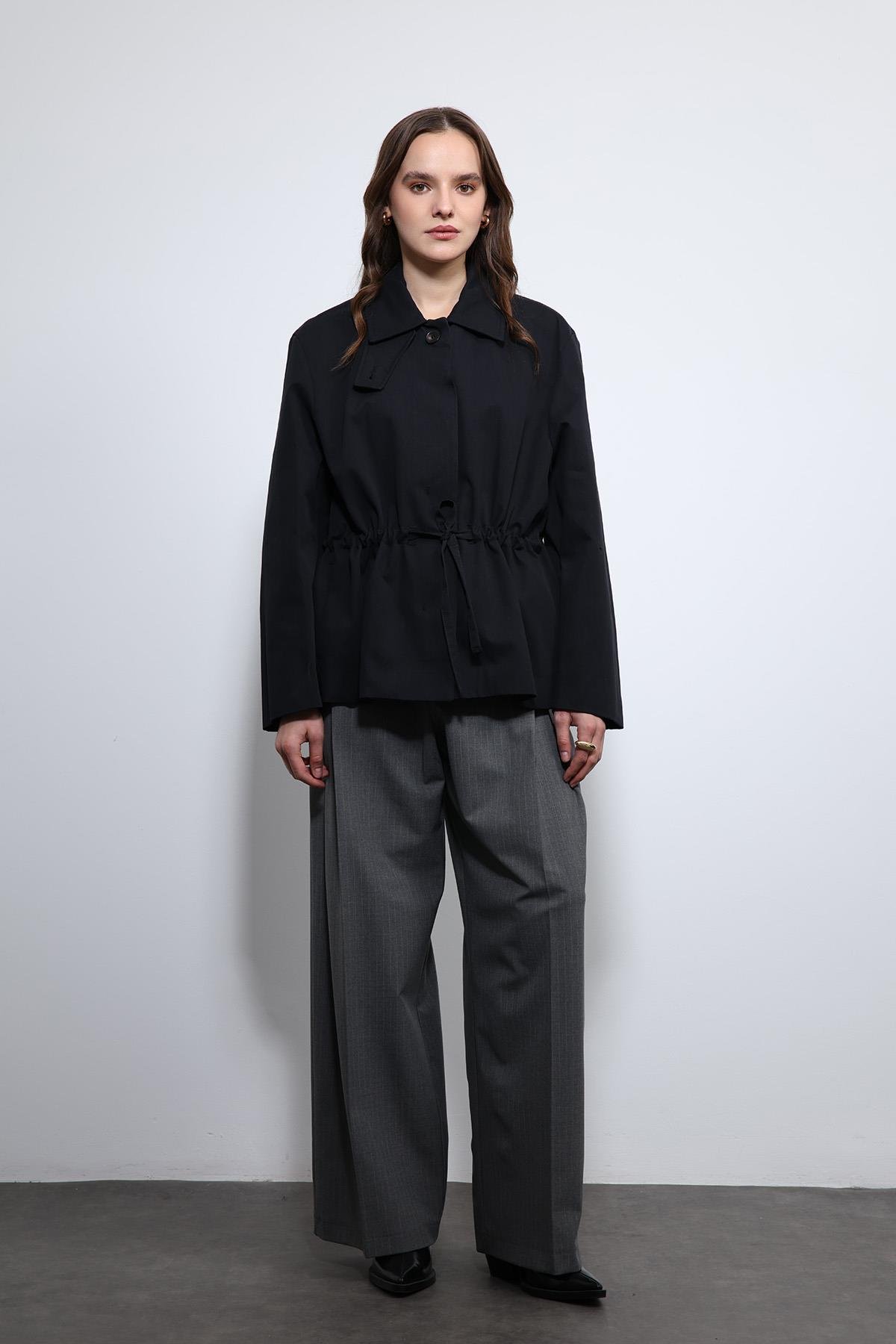 Antioch Siyah Ayarlanabilir Bele Sahip Kısa Trençkot