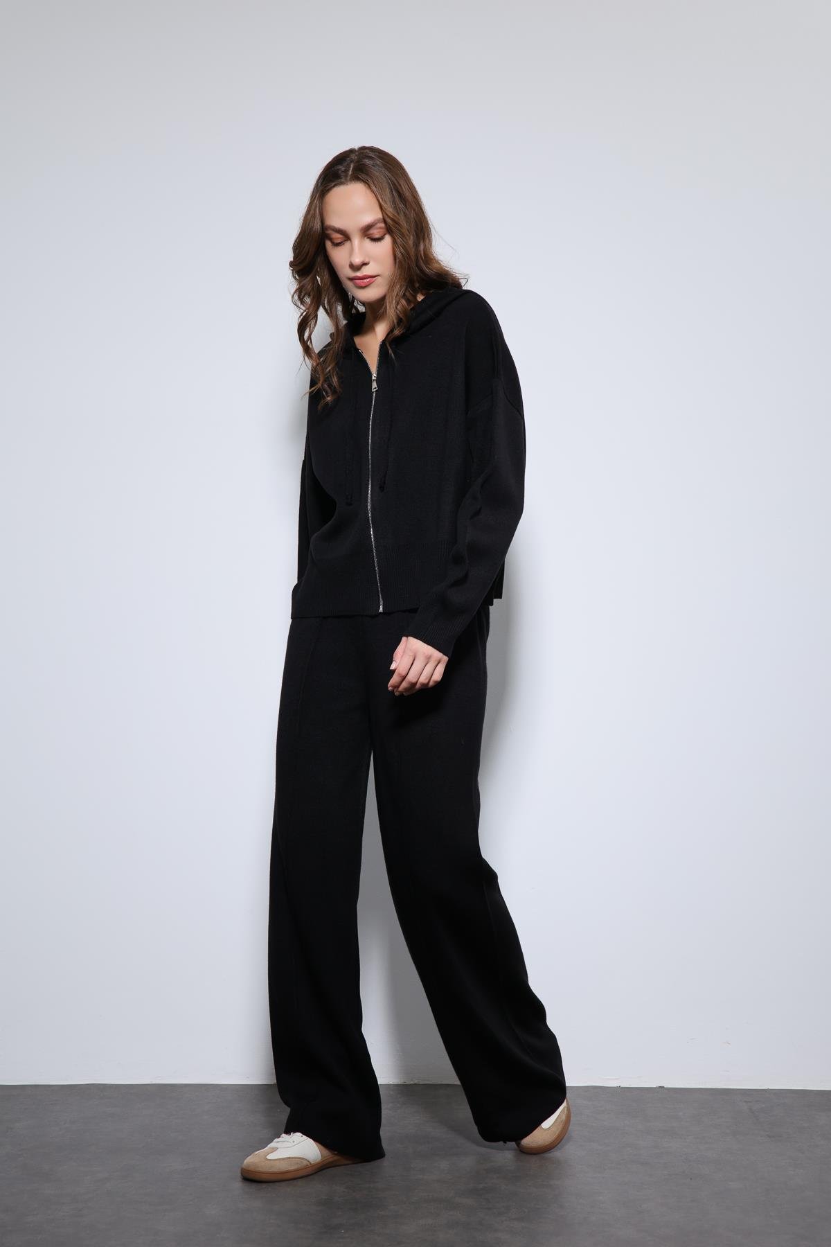 Antioch Siyah Kapüşonlu Üst ve Geniş Paça Triko Takım