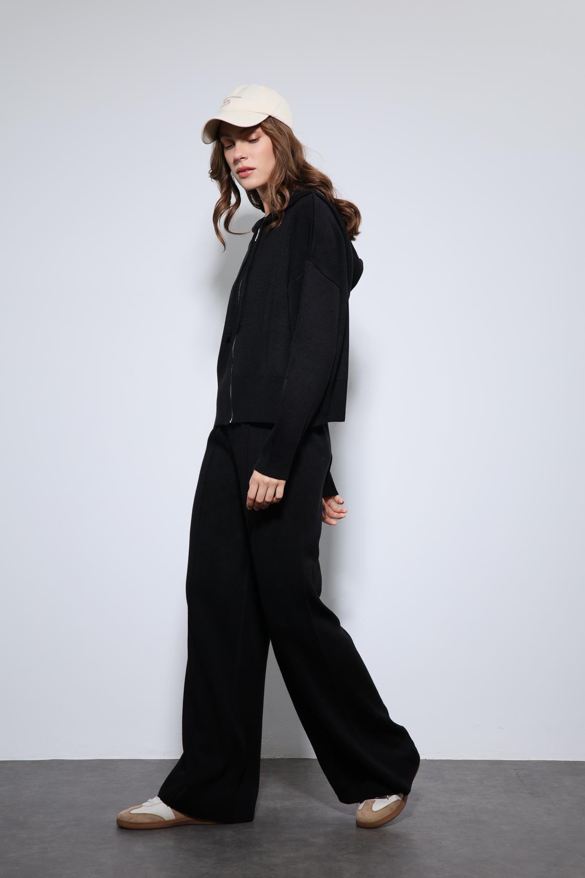 Antioch Siyah Kapüşonlu Üst ve Geniş Paça Triko Takım