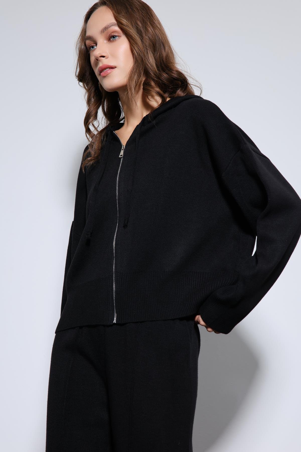 Antioch Siyah Kapüşonlu Üst ve Geniş Paça Triko Takım