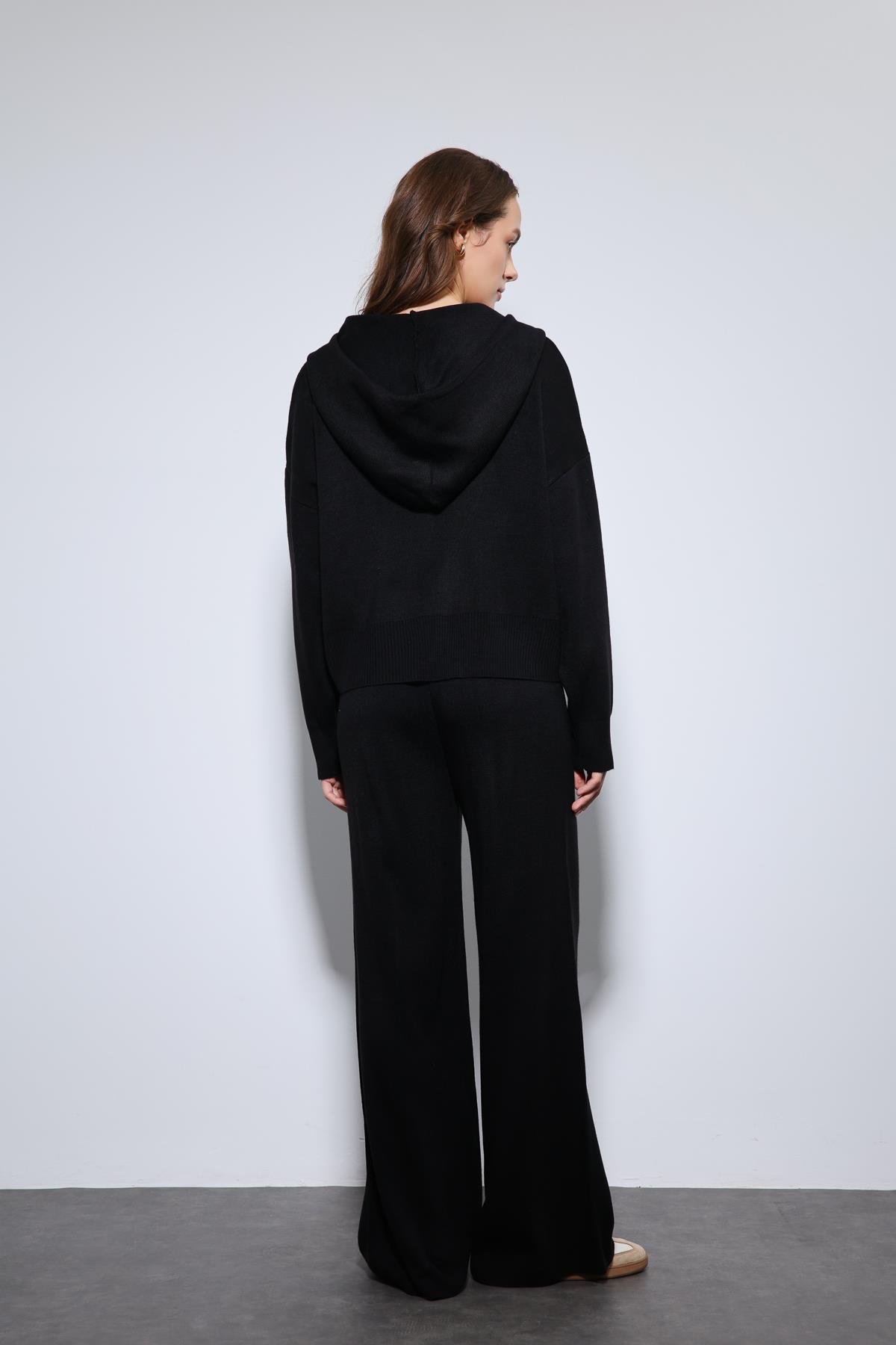 Antioch Siyah Kapüşonlu Üst ve Geniş Paça Triko Takım