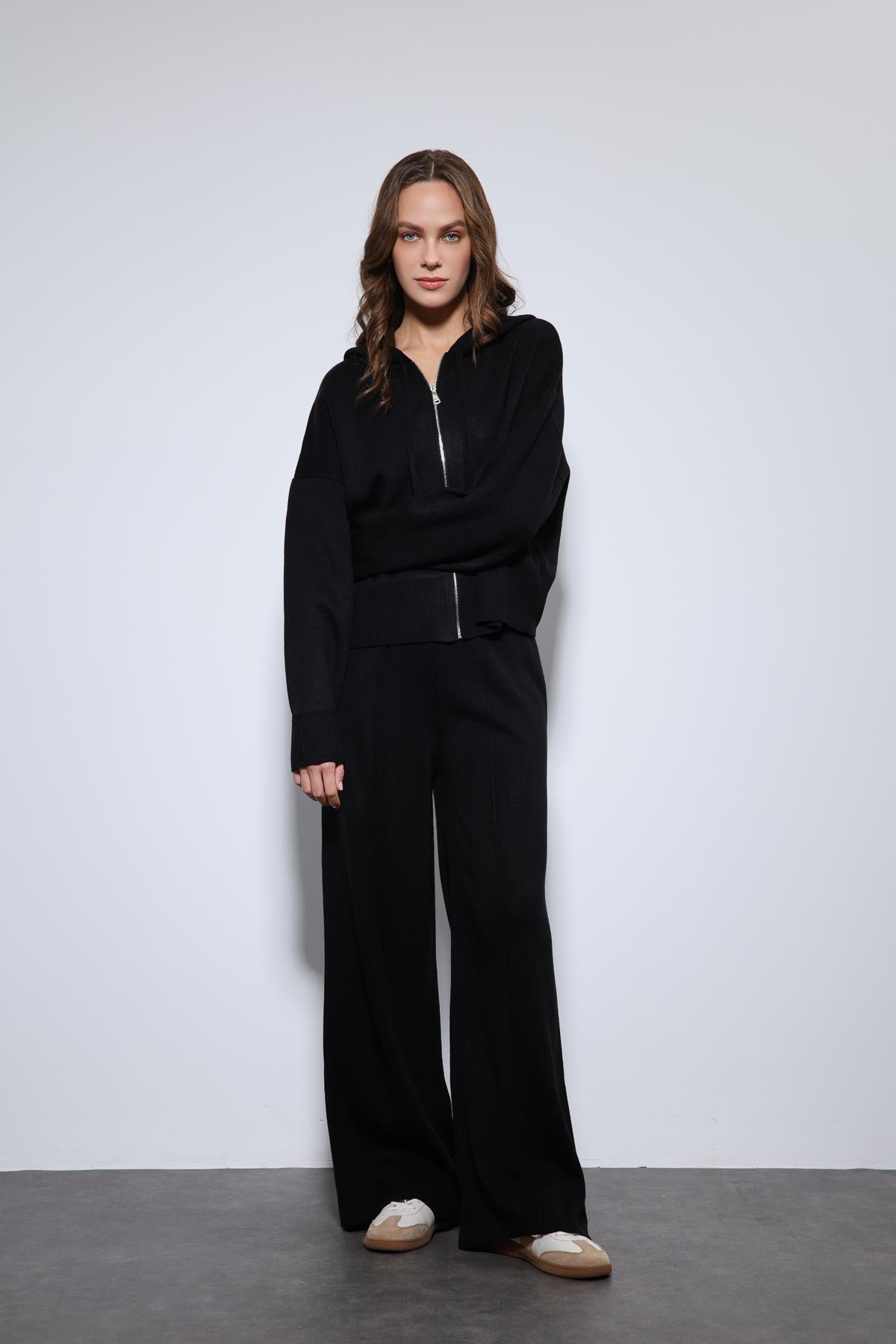 Antioch Siyah Kapüşonlu Üst ve Geniş Paça Triko Takım