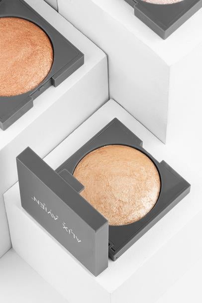 Işıltılı Aydınlatıcı - Baked Highlighter 02 Golden Glow - 11 G Çizgi Shop'da.