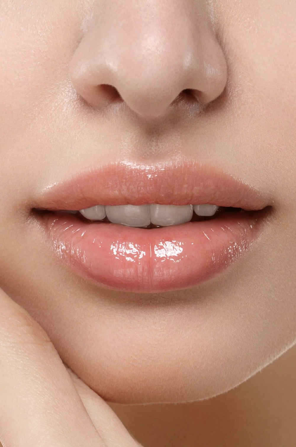 Nemlendirici Etkili Yapışkanlık Hissi Bırakmayan Dudak Parlatıcısı - Lipgloss 08 Babe Nude Çizgi Shop'da.