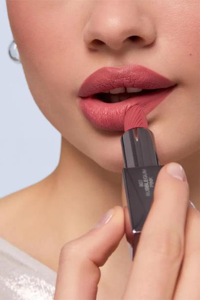 Uzun Süre Kalıcı Nemlendirici Pürüzsüz Etkili Yarı Mat Ruj - Satin Touch Lipstick 814 Copper Red Çizgi Shop'da.