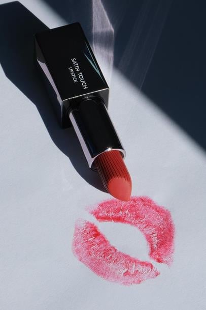 Uzun Süre Kalıcı Nemlendirici Pürüzsüz Etkili Yarı Mat Ruj - Satin Touch Lipstick 817 Cavern Clay Çizgi Shop'da.