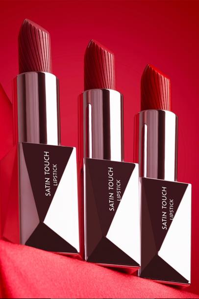 Uzun Süre Kalıcı Nemlendirici Pürüzsüz Etkili Yarı Mat Ruj - Satin Touch Lipstick 806 Candy Pink Çizgi Shop'da.