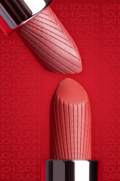 Uzun Süre Kalıcı Nemlendirici Pürüzsüz Etkili Yarı Mat Ruj - Satin Touch Lipstick 806 Candy Pink Çizgi Shop'da.