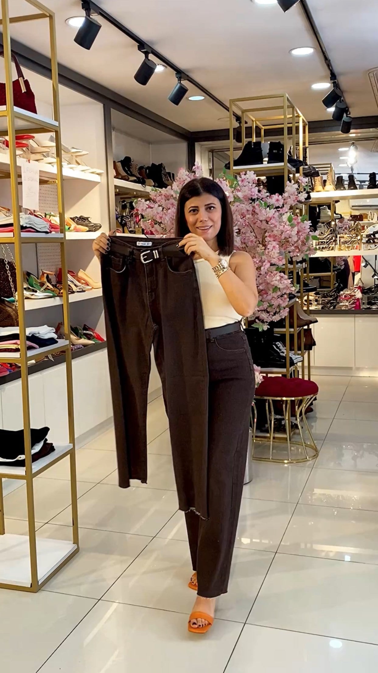 Kadın Kahverengi Kesik Paçalı Kemerli Kot Pantolon