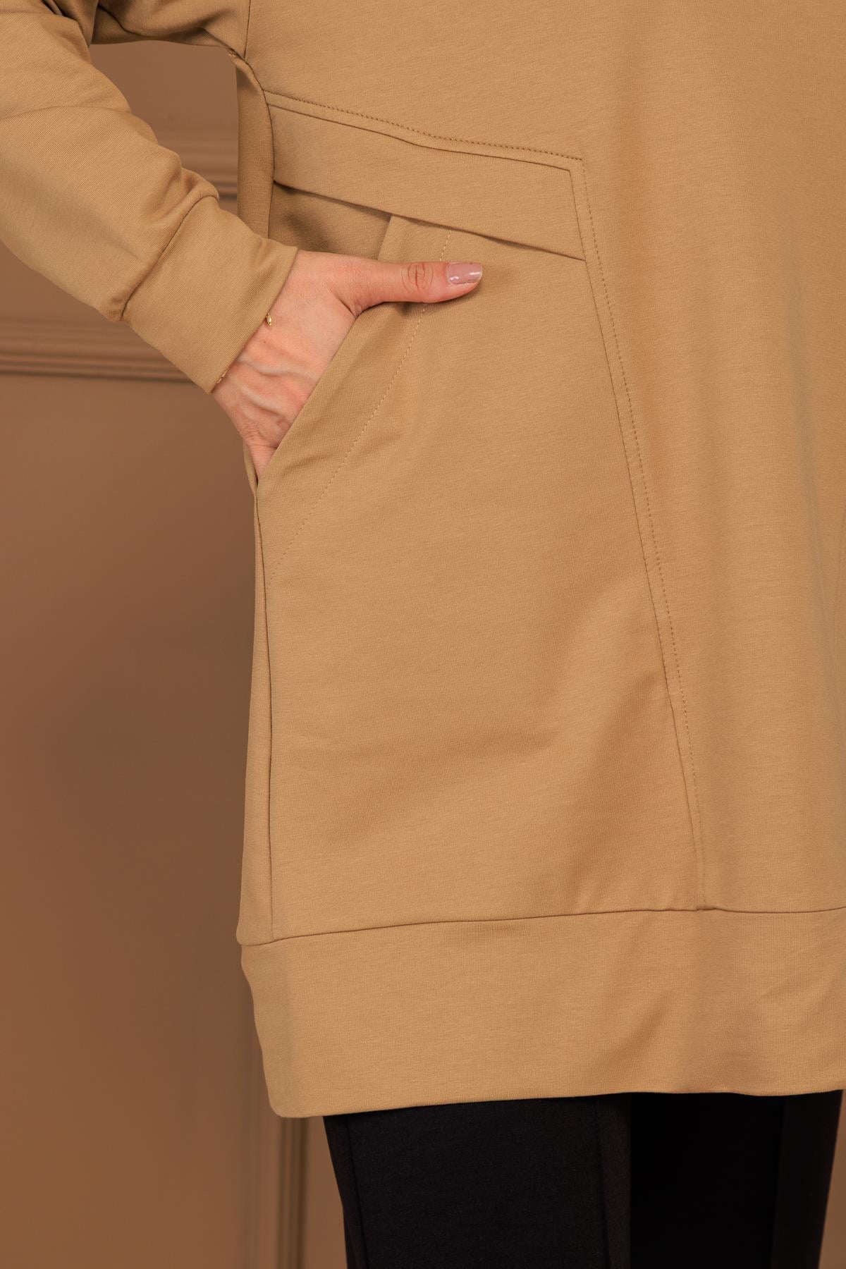 DİK YAKA CEPLİ YAZILI SWEAT