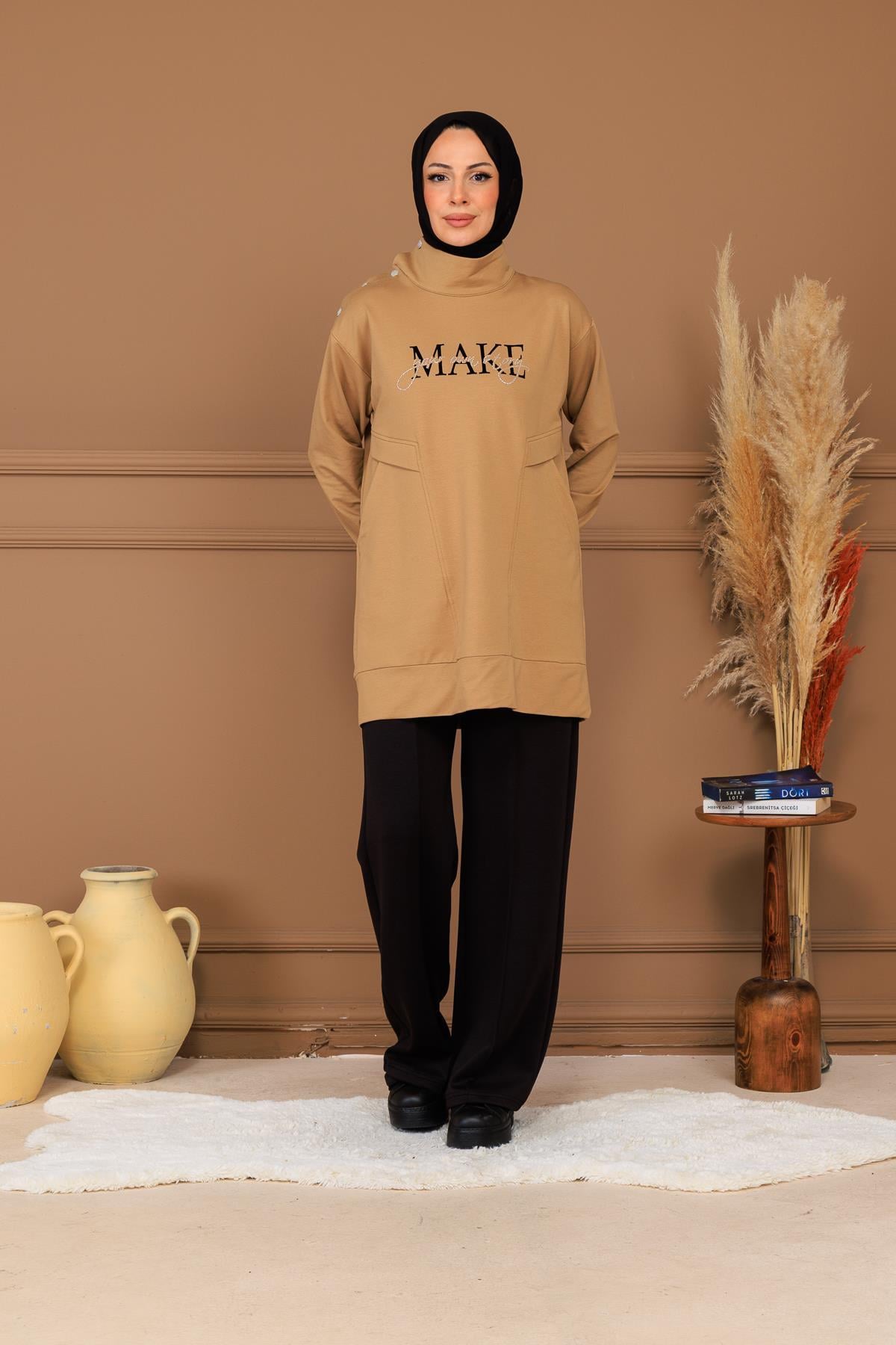 DİK YAKA CEPLİ YAZILI SWEAT