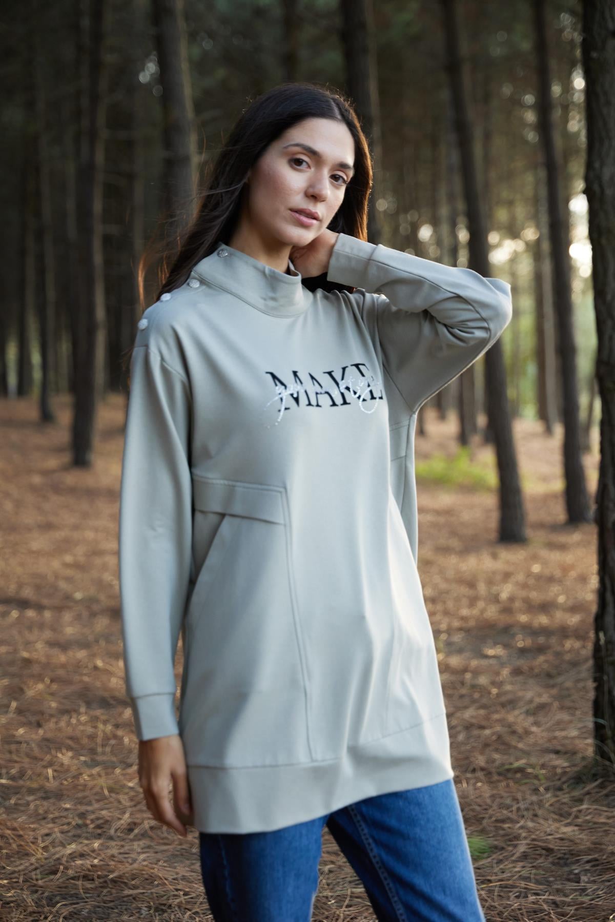 DİK YAKA CEPLİ YAZILI SWEAT