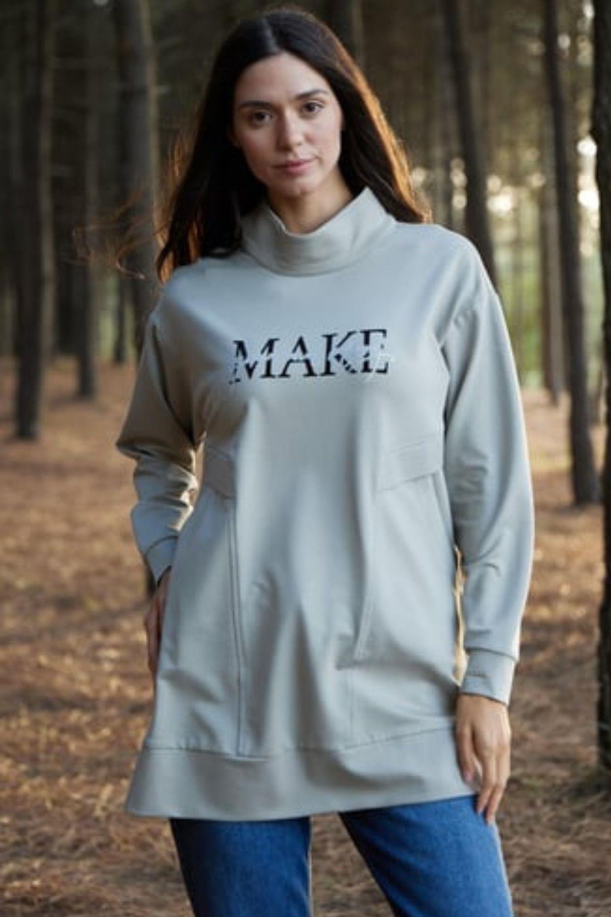 DİK YAKA CEPLİ YAZILI SWEAT