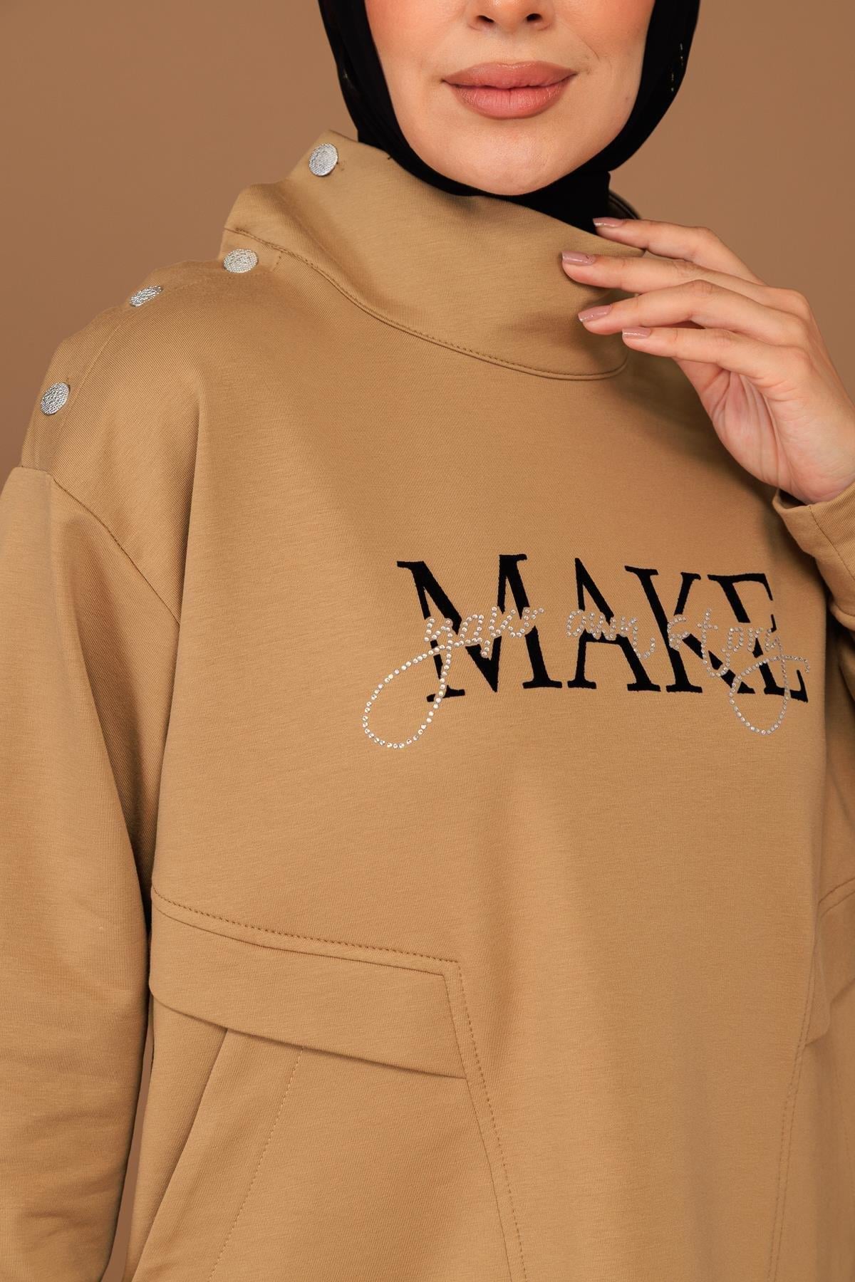 DİK YAKA CEPLİ YAZILI SWEAT