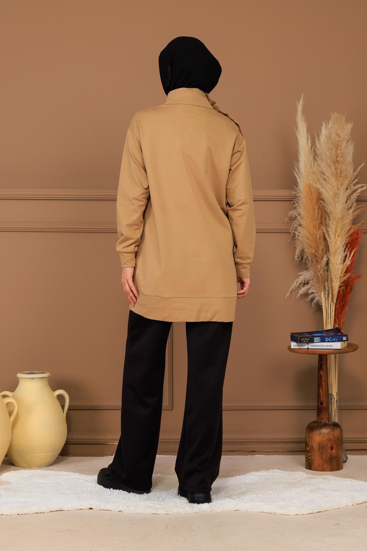 DİK YAKA CEPLİ YAZILI SWEAT