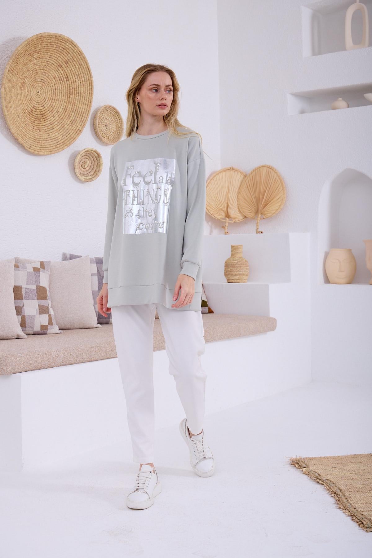 İNCİ DETAYLI BASKILI SWEATSHIRT