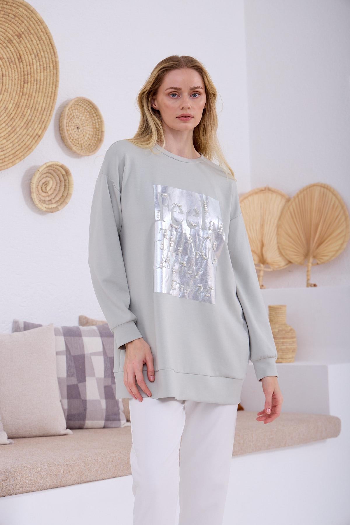 İNCİ DETAYLI BASKILI SWEATSHIRT