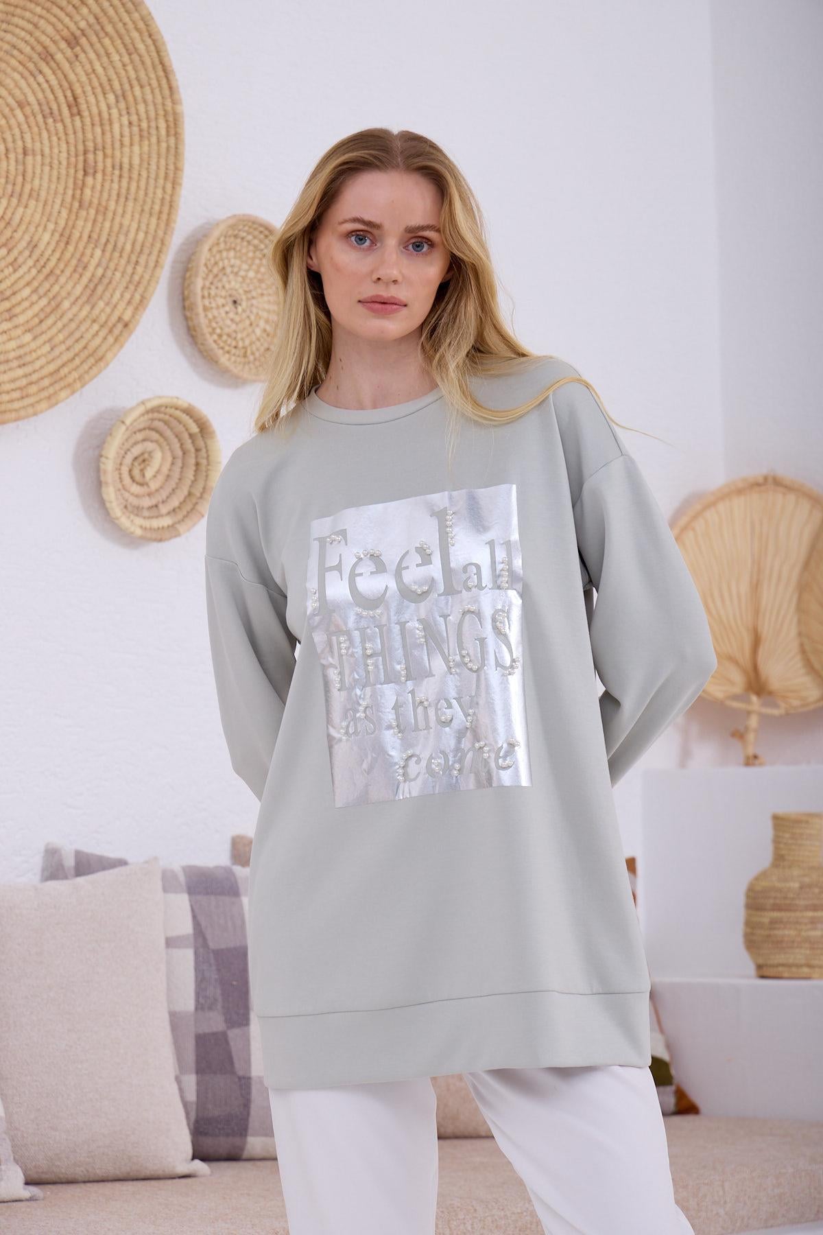 İNCİ DETAYLI BASKILI SWEATSHIRT