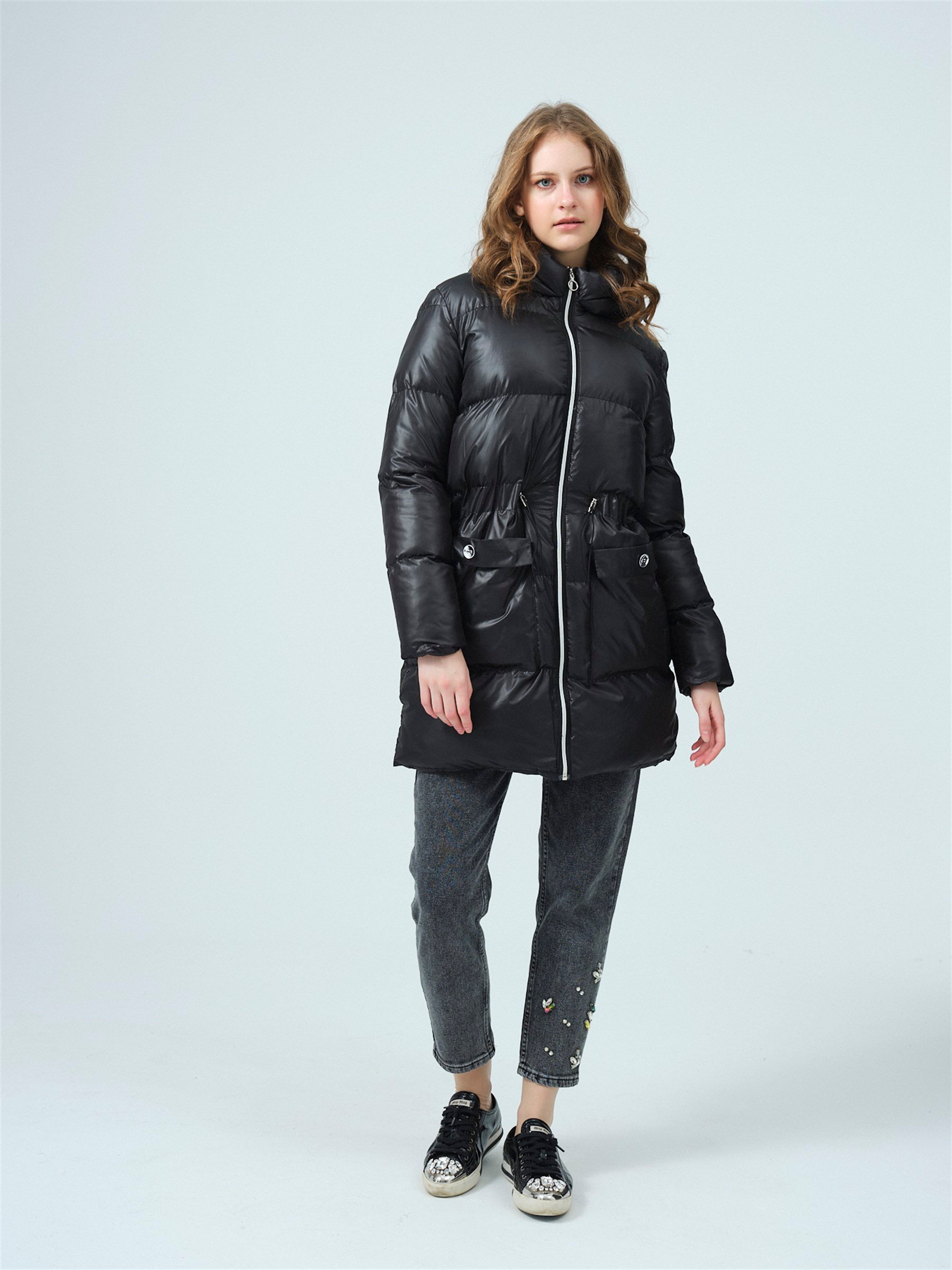 KAPŞONLU ÜSTTEN CEPLİ MONT