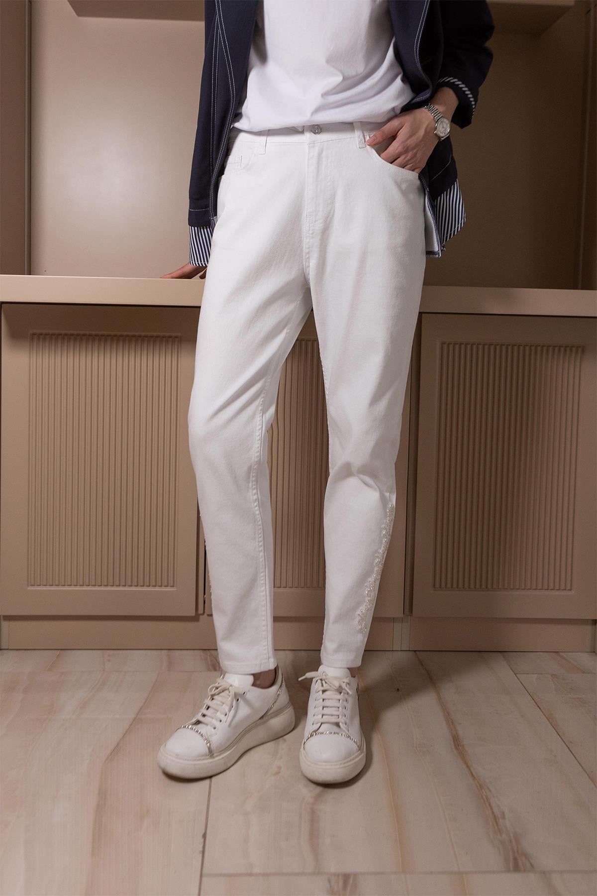 PAÇASI NAKIŞ DETAYLI MOM JEAN