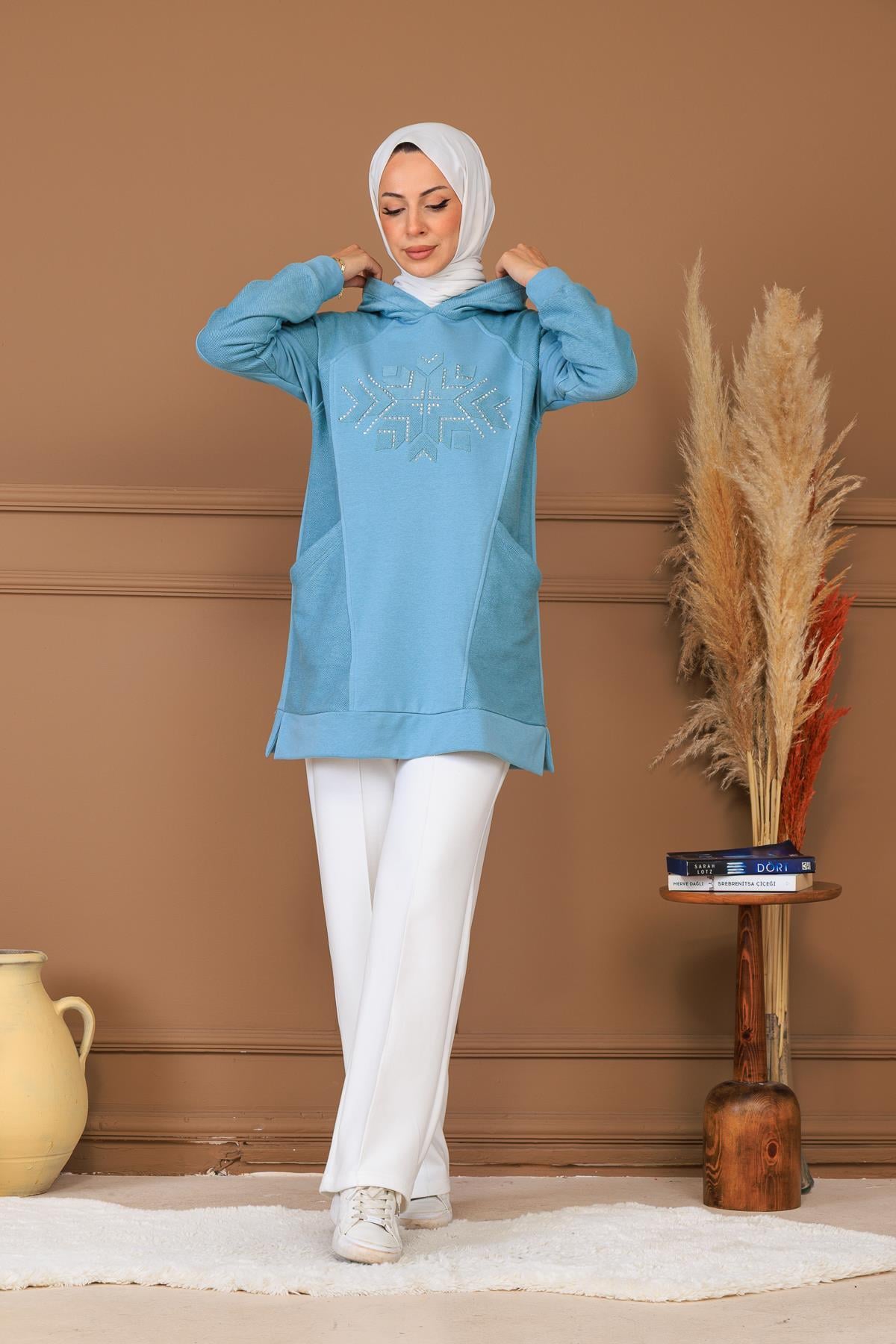 TAŞ APLİKELİ KAPÜŞONLU SWEATSHIRT