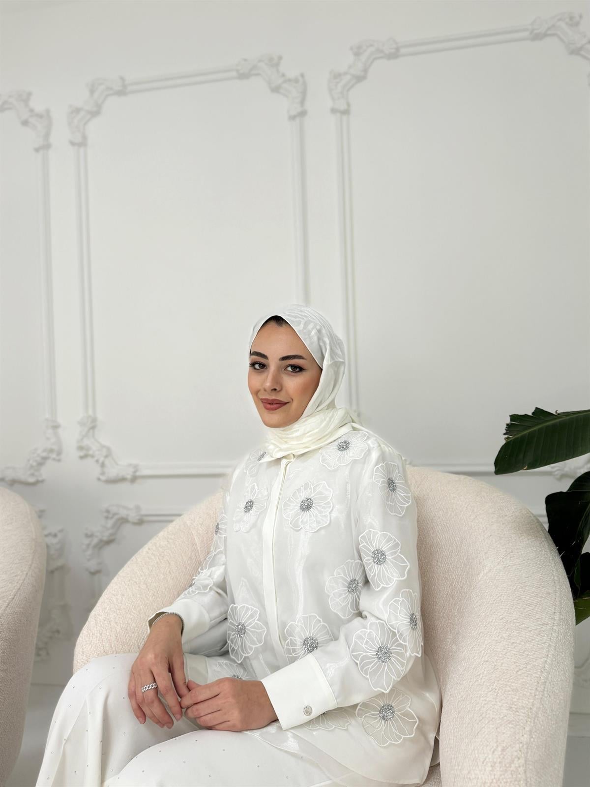 TAŞLI ÇİÇEK DETAYLI ORGANZE GÖMLEK