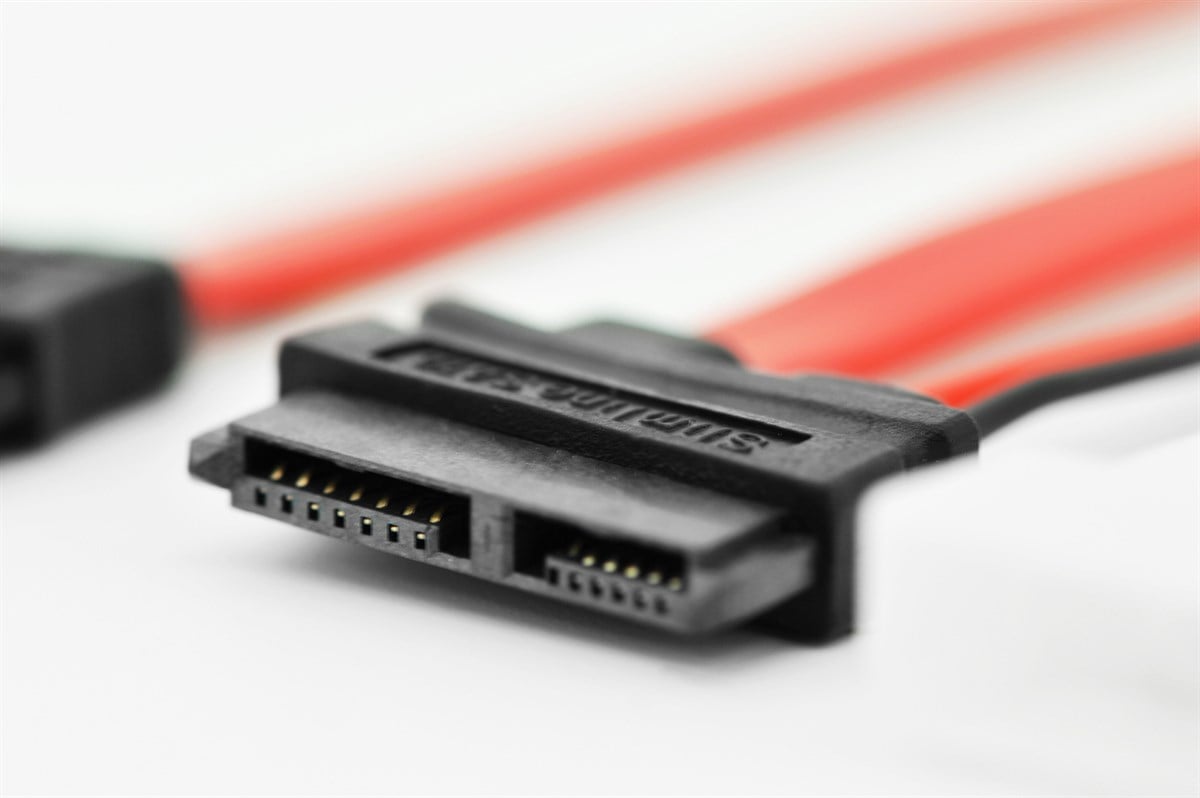 ednet SATA Bağlantı Kablosu, SATA 13 pin erkek konnektör <-> SATA 7 pin L tip erkek konnnektör + Güç 4 pin erkek konnektör, zırhsız, AWG 26, 0.5 metre