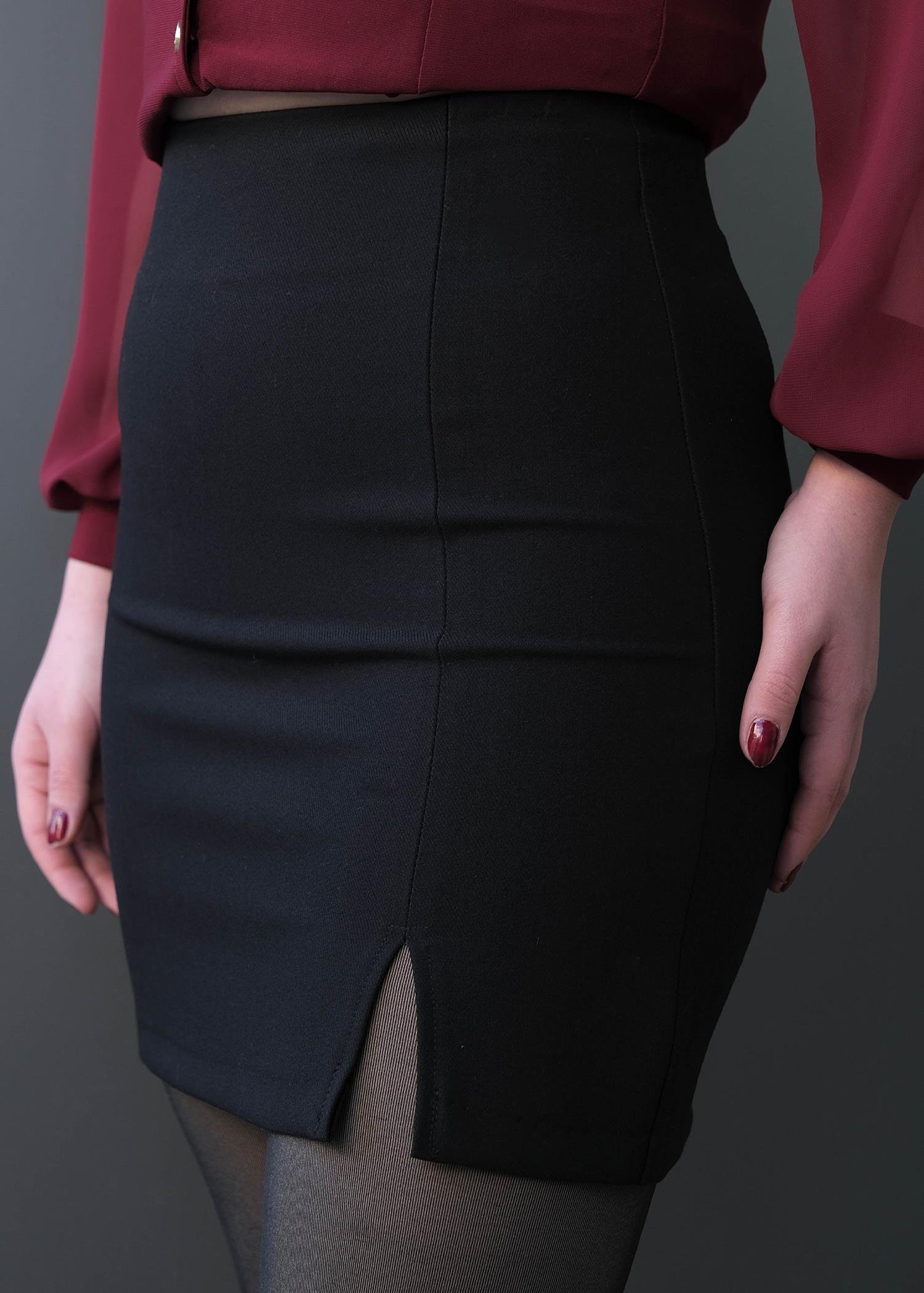 Yırtmaçlı Mini Etek... Siyah