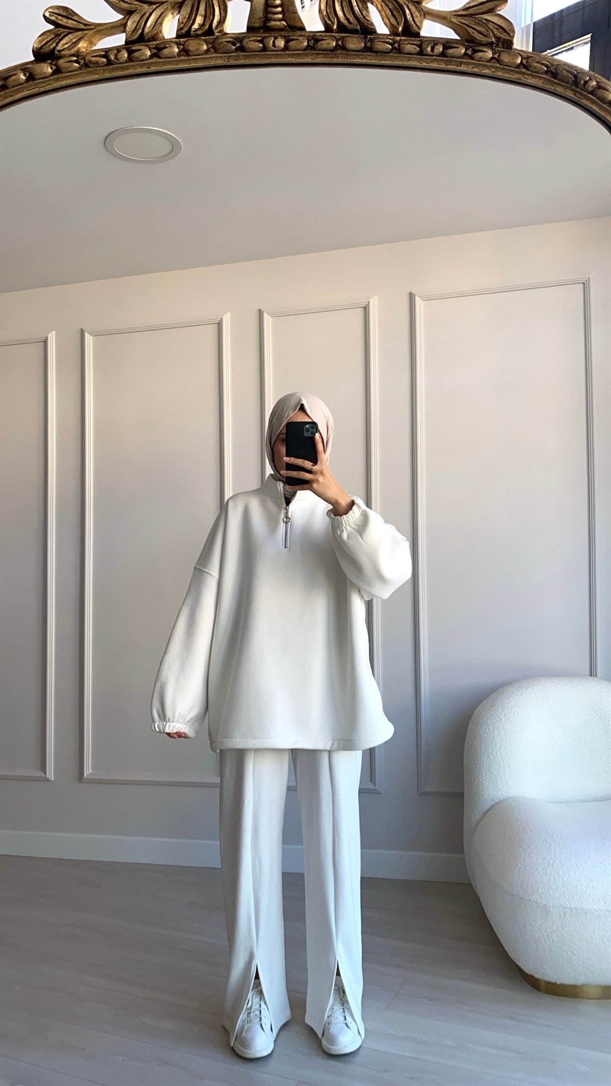  Beyaz Yaka Detaylı Sweatshirt 