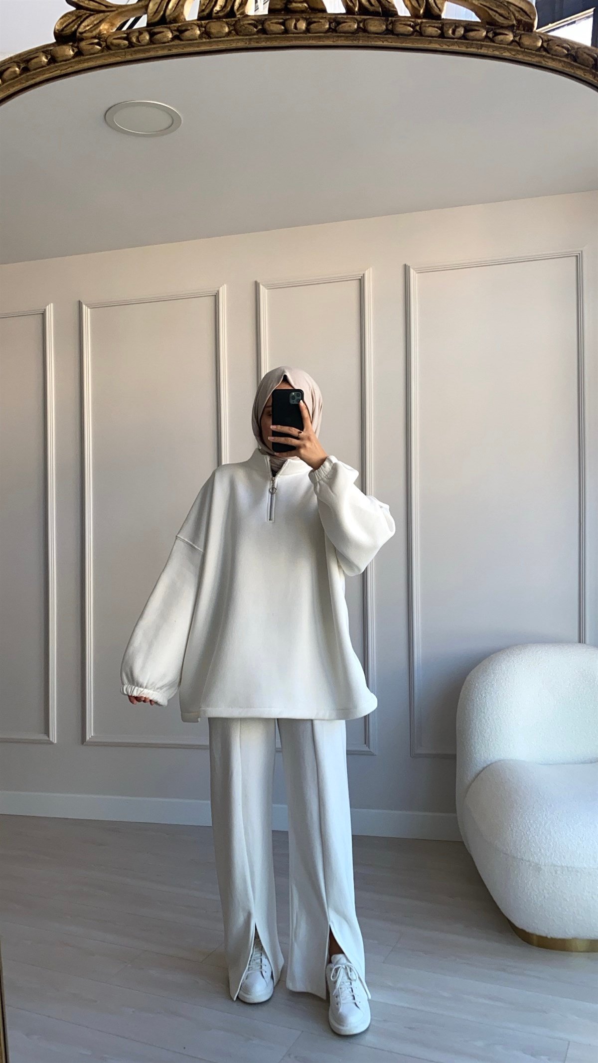  Beyaz Yaka Detaylı Sweatshirt 
