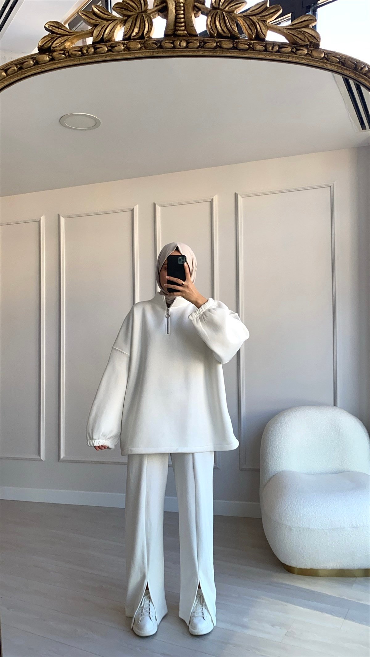 Beyaz Yaka Detaylı Sweatshirt 