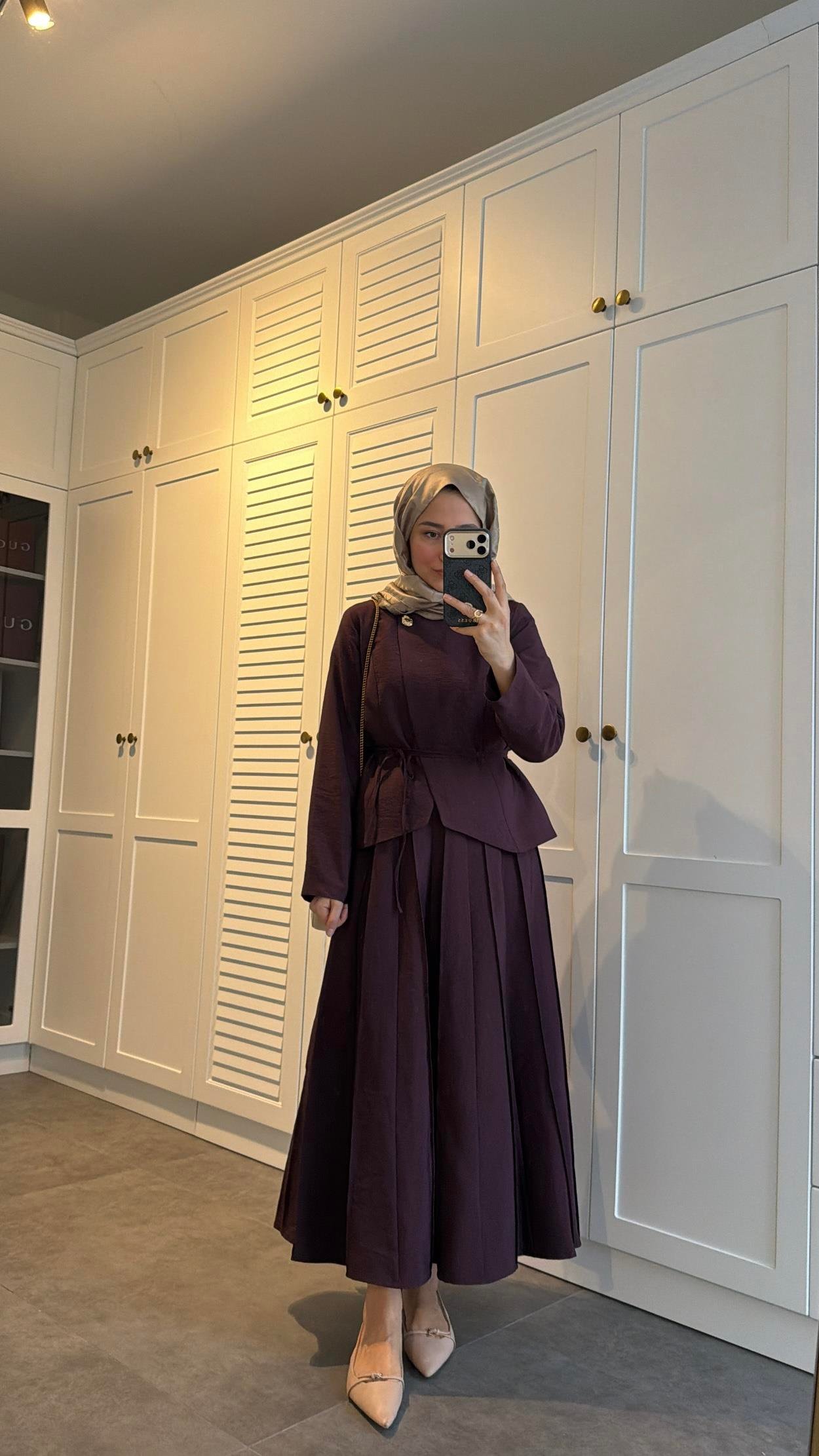 Arna Broş Detaylı Pileli Etekli Takım Bordo