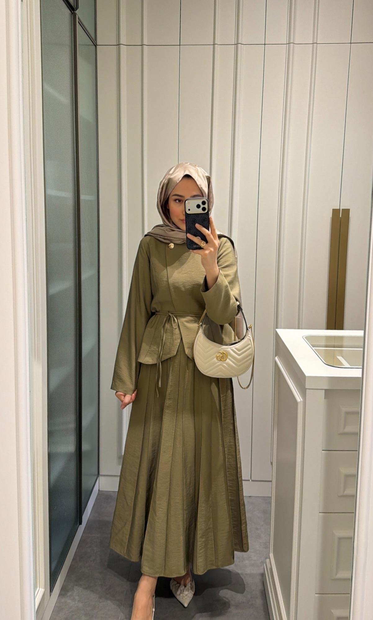Arna Broş Detaylı Pileli Etekli Takım Olive