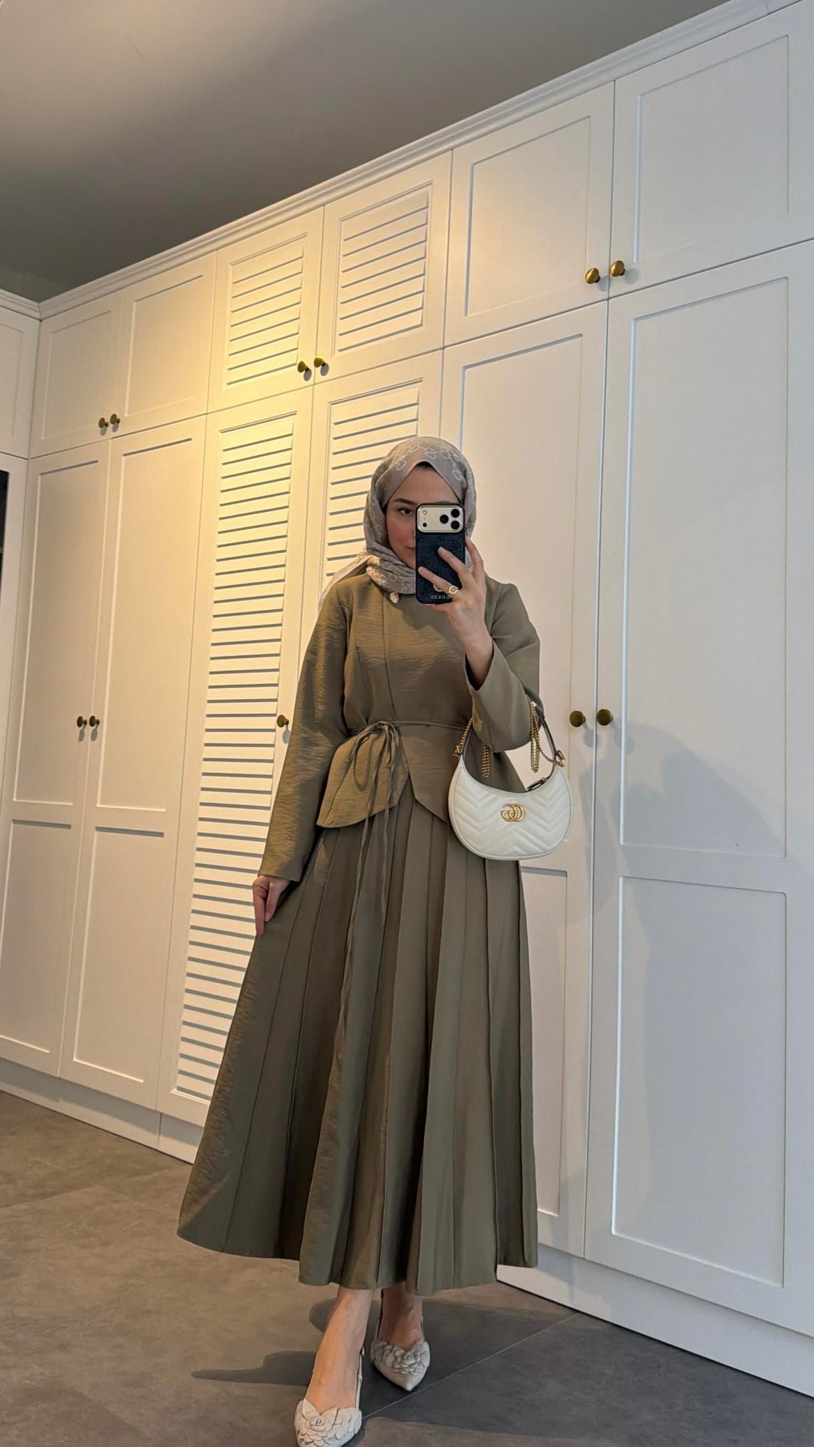 Arna Broş Detaylı Pileli Etekli Takım Olive