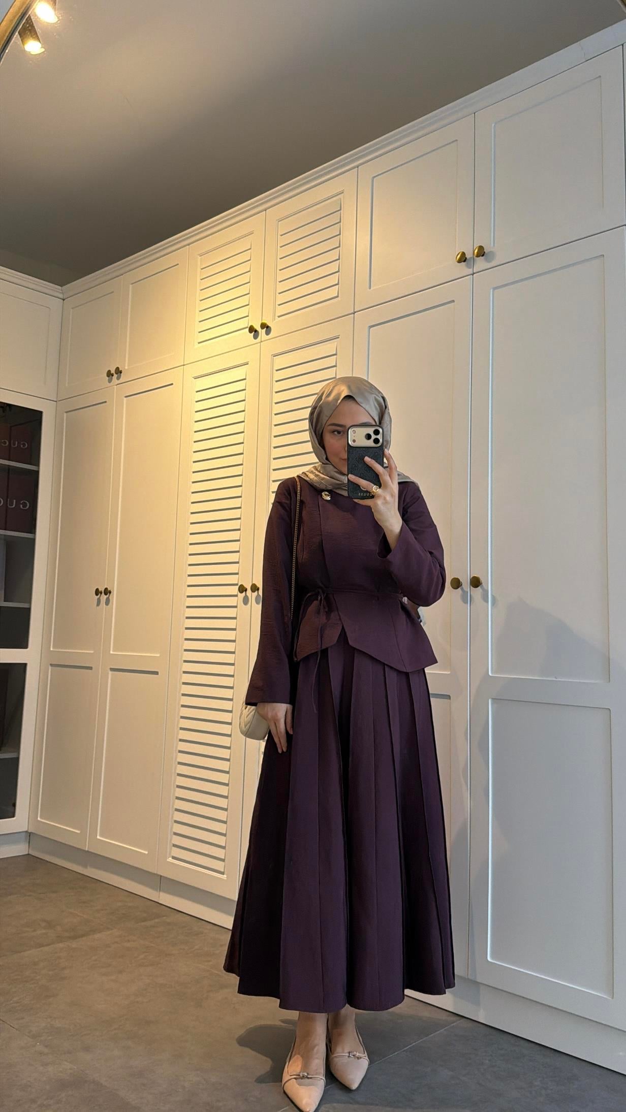 Arna Broş Detaylı Pileli Etekli Takım Bordo