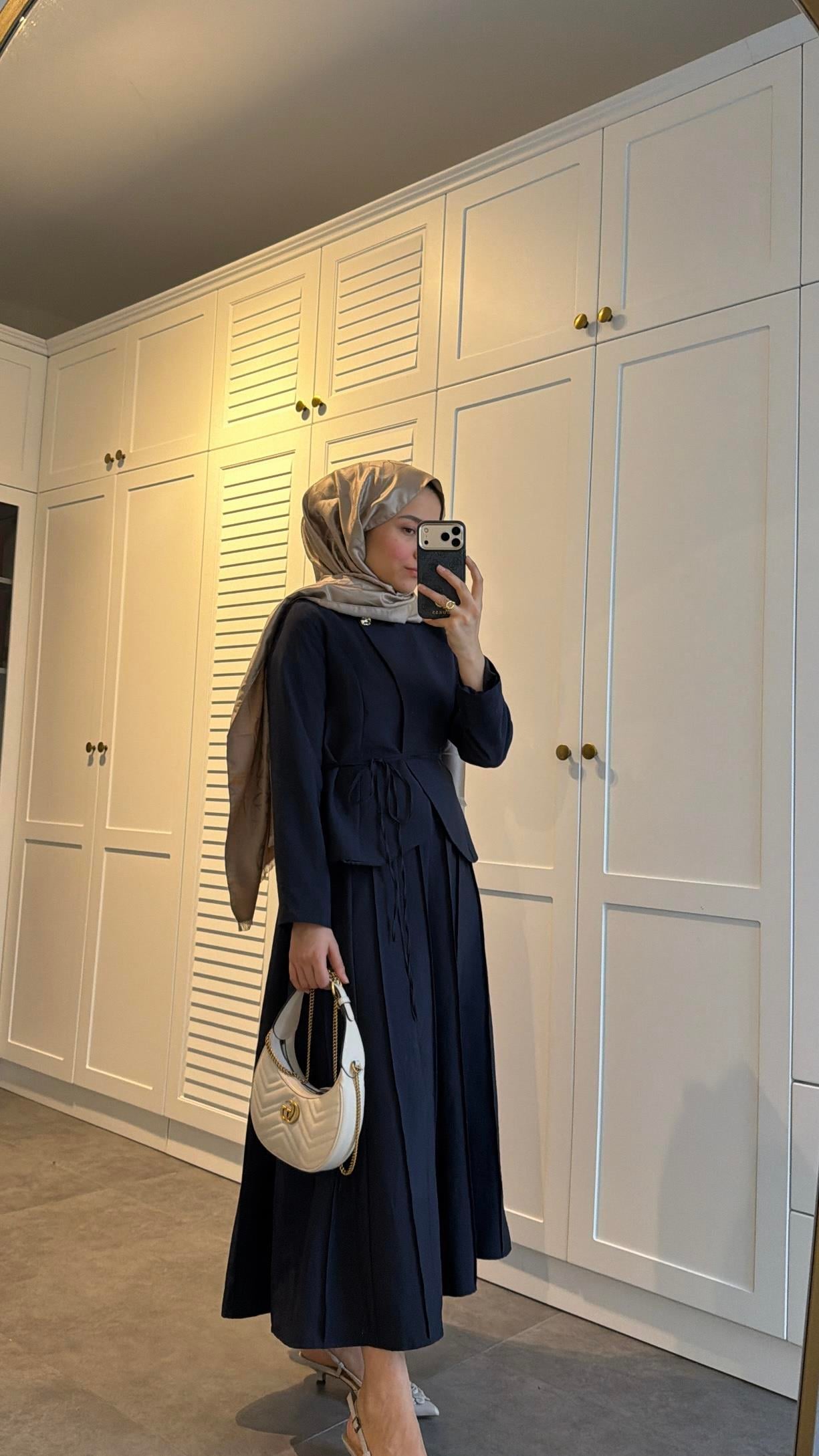 Arna Broş Detaylı Pileli Etekli Takım Lacivert 