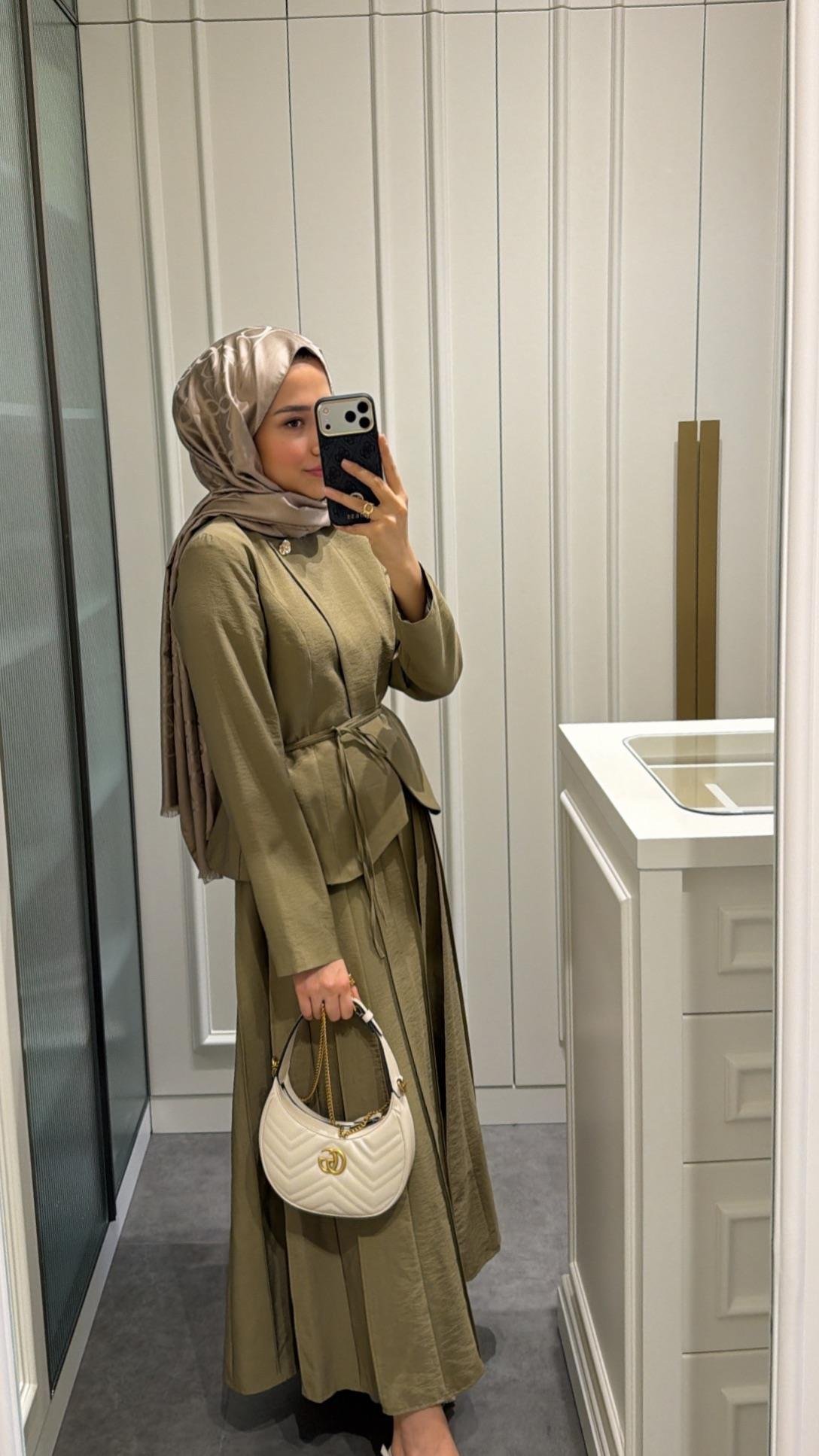 Arna Broş Detaylı Pileli Etekli Takım Olive