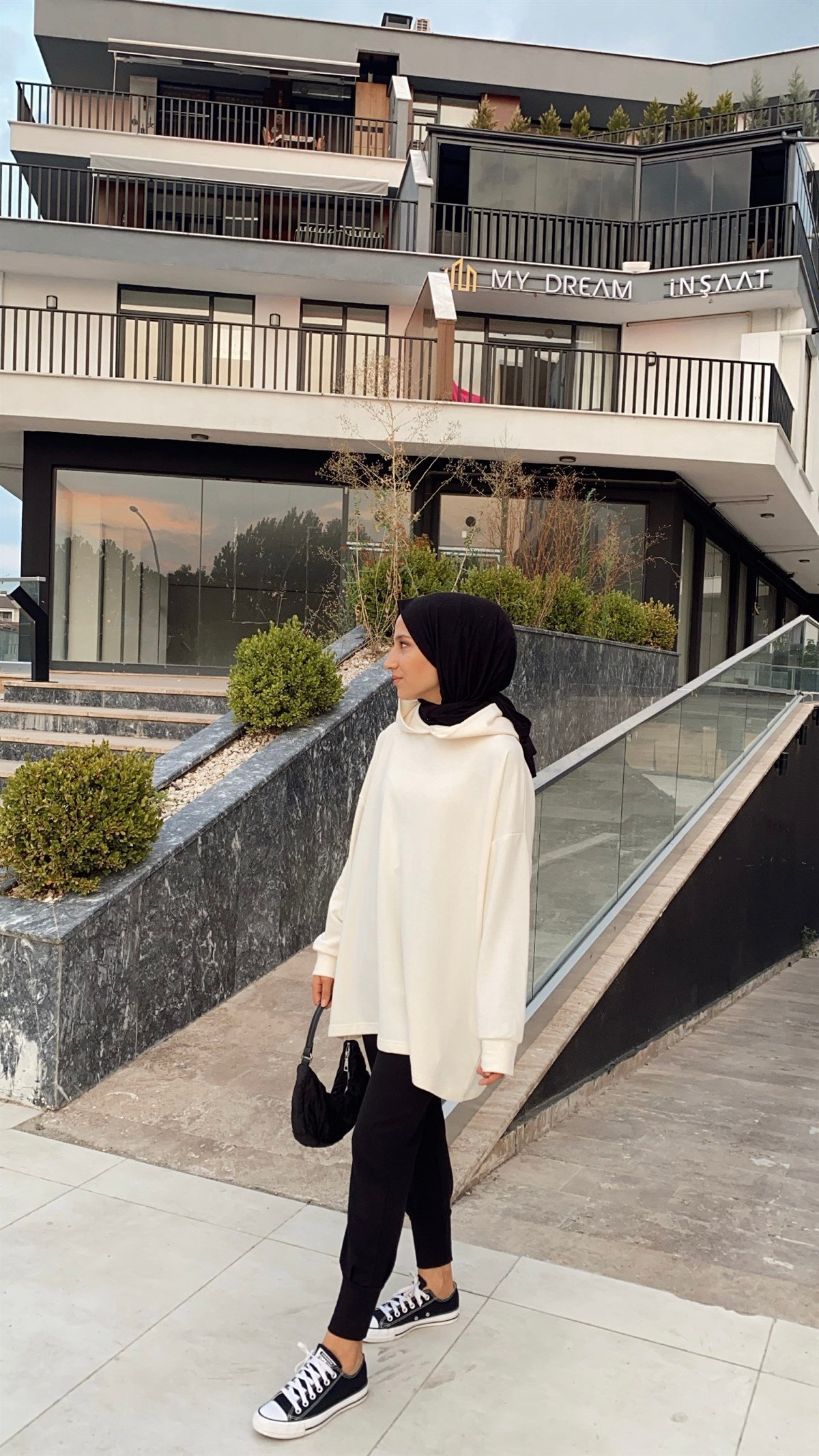 Ekru Kapüşonlu Yanları Cepli Sweatshirt