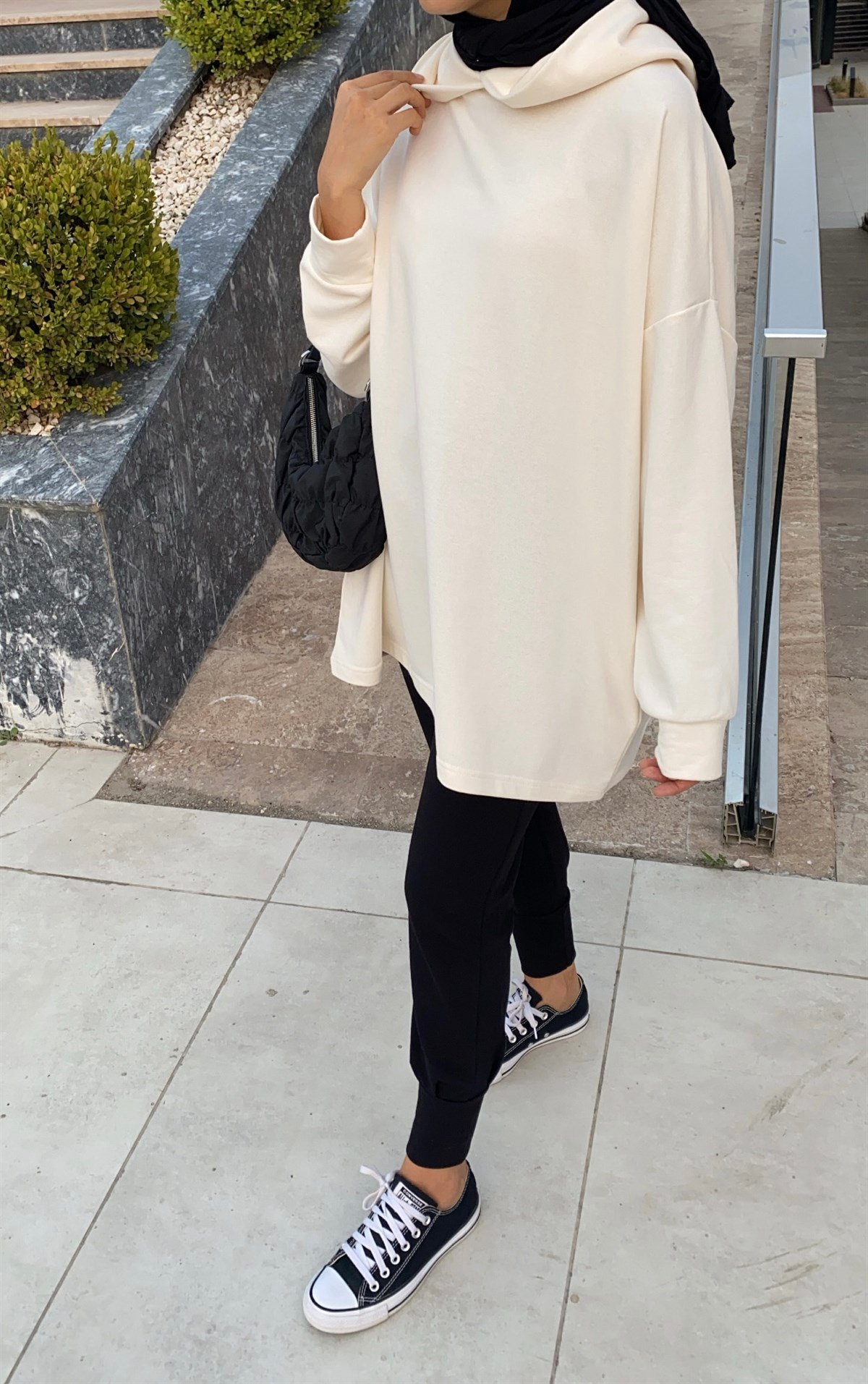 Ekru Kapüşonlu Yanları Cepli Sweatshirt