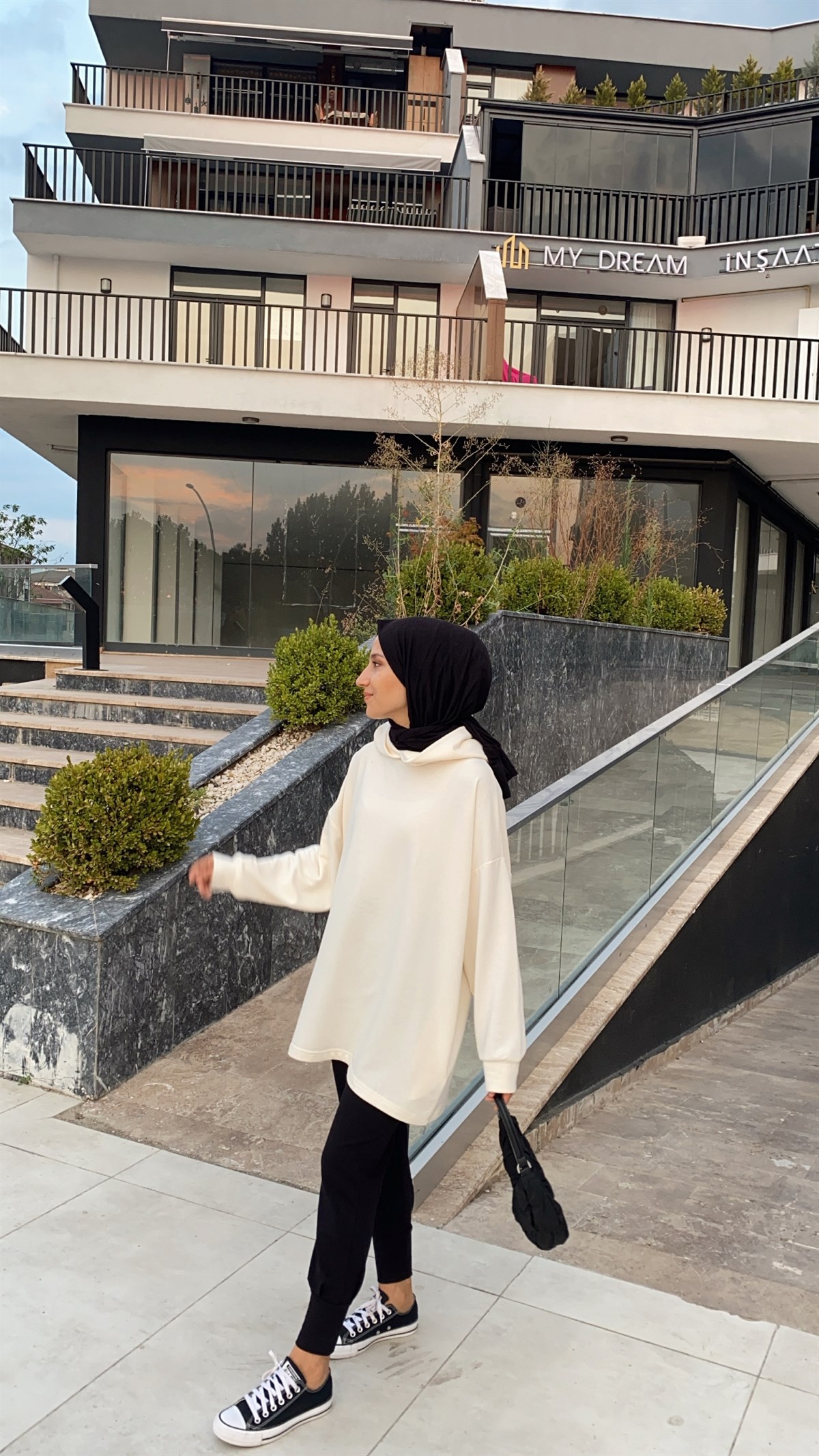 Ekru Kapüşonlu Yanları Cepli Sweatshirt