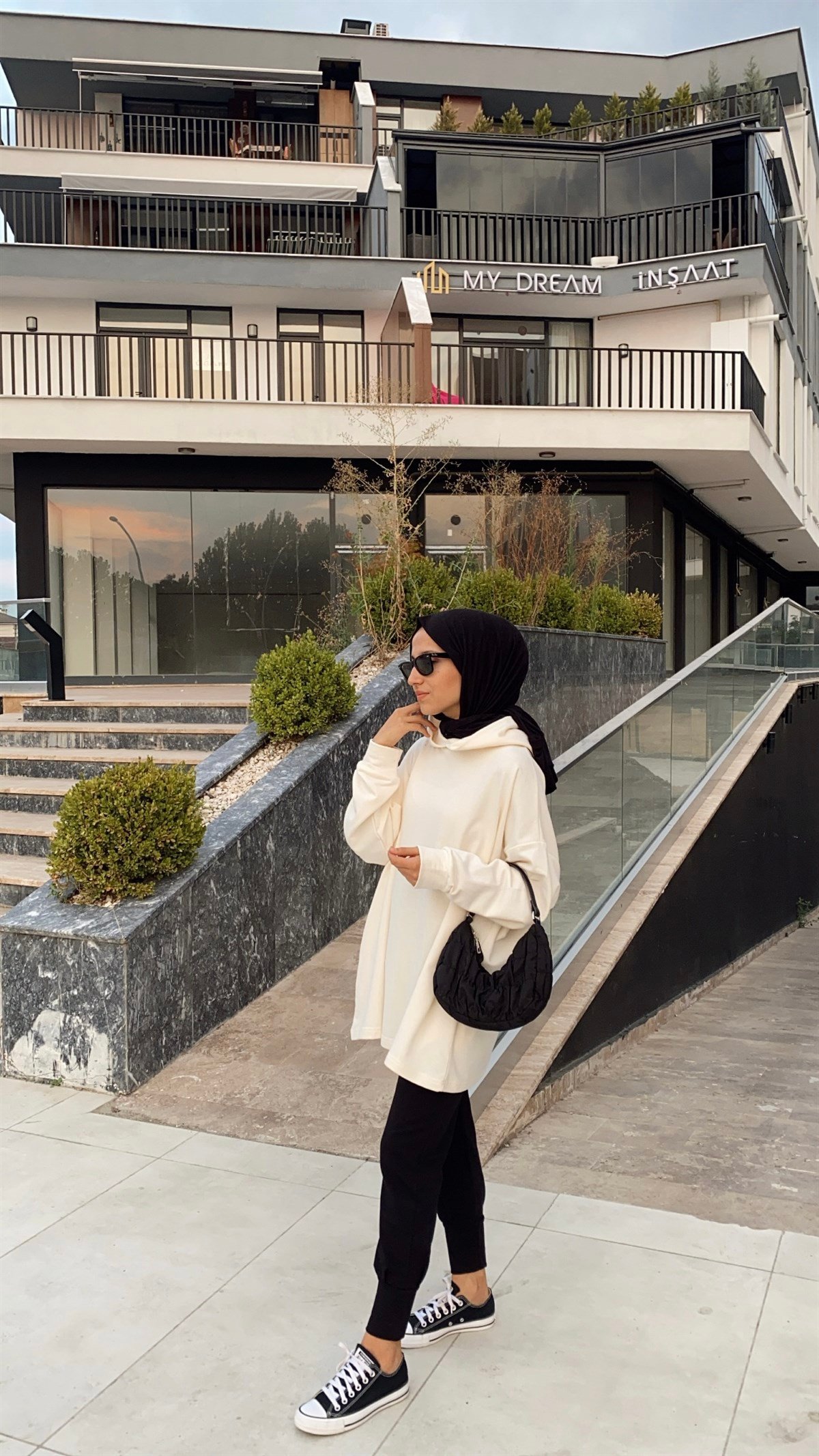 Ekru Kapüşonlu Yanları Cepli Sweatshirt