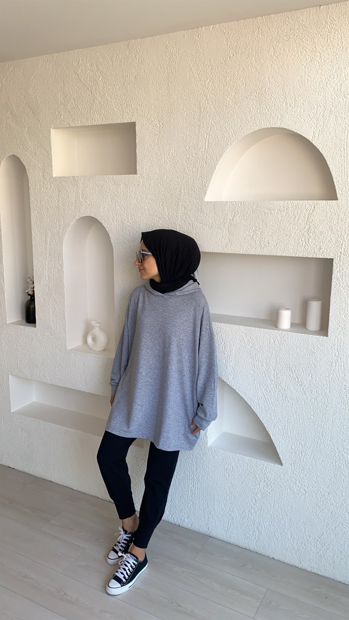 Gri Kapüşonlu Yanları Cepli Sweatshirt