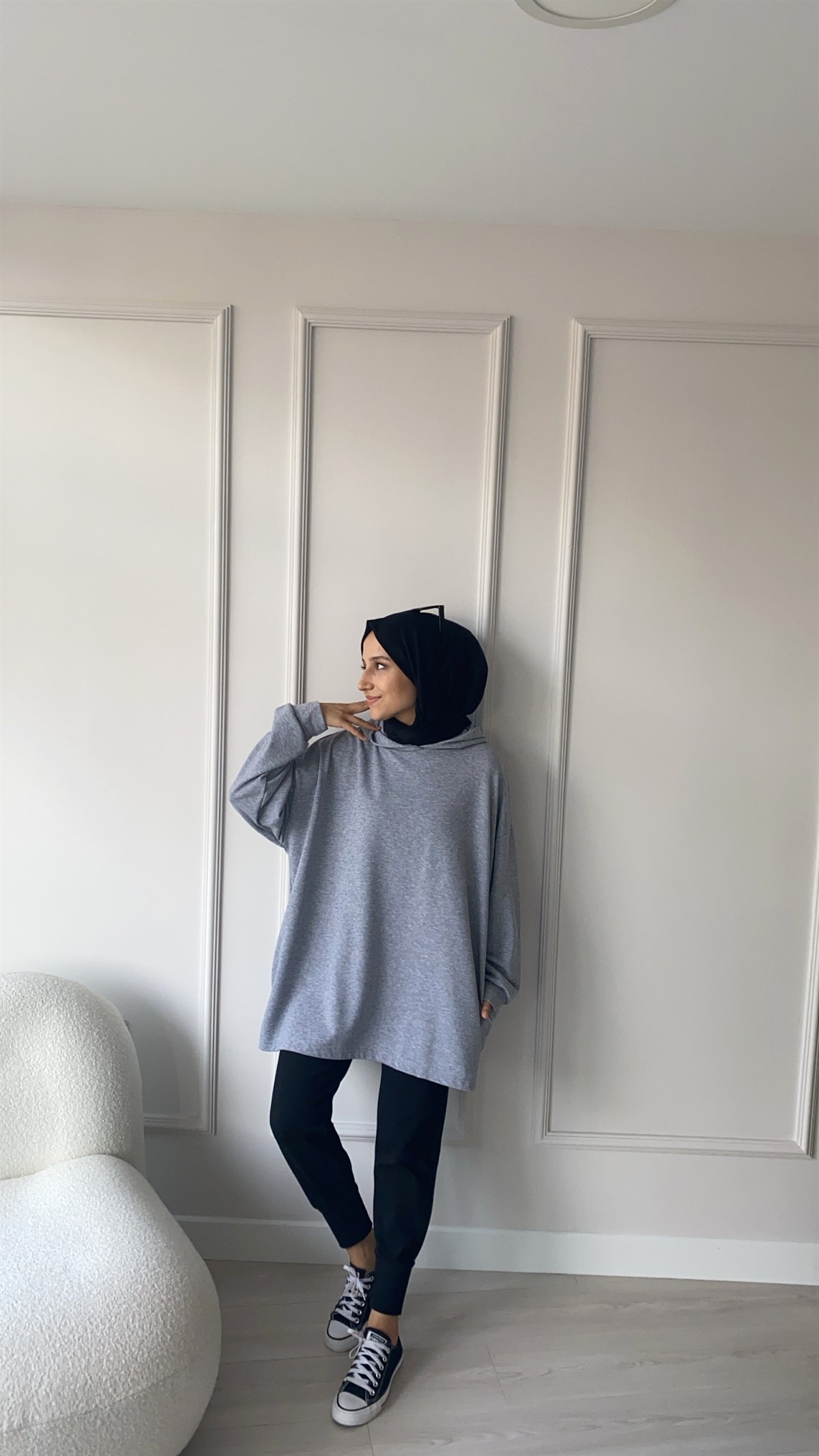 Gri Kapüşonlu Yanları Cepli Sweatshirt